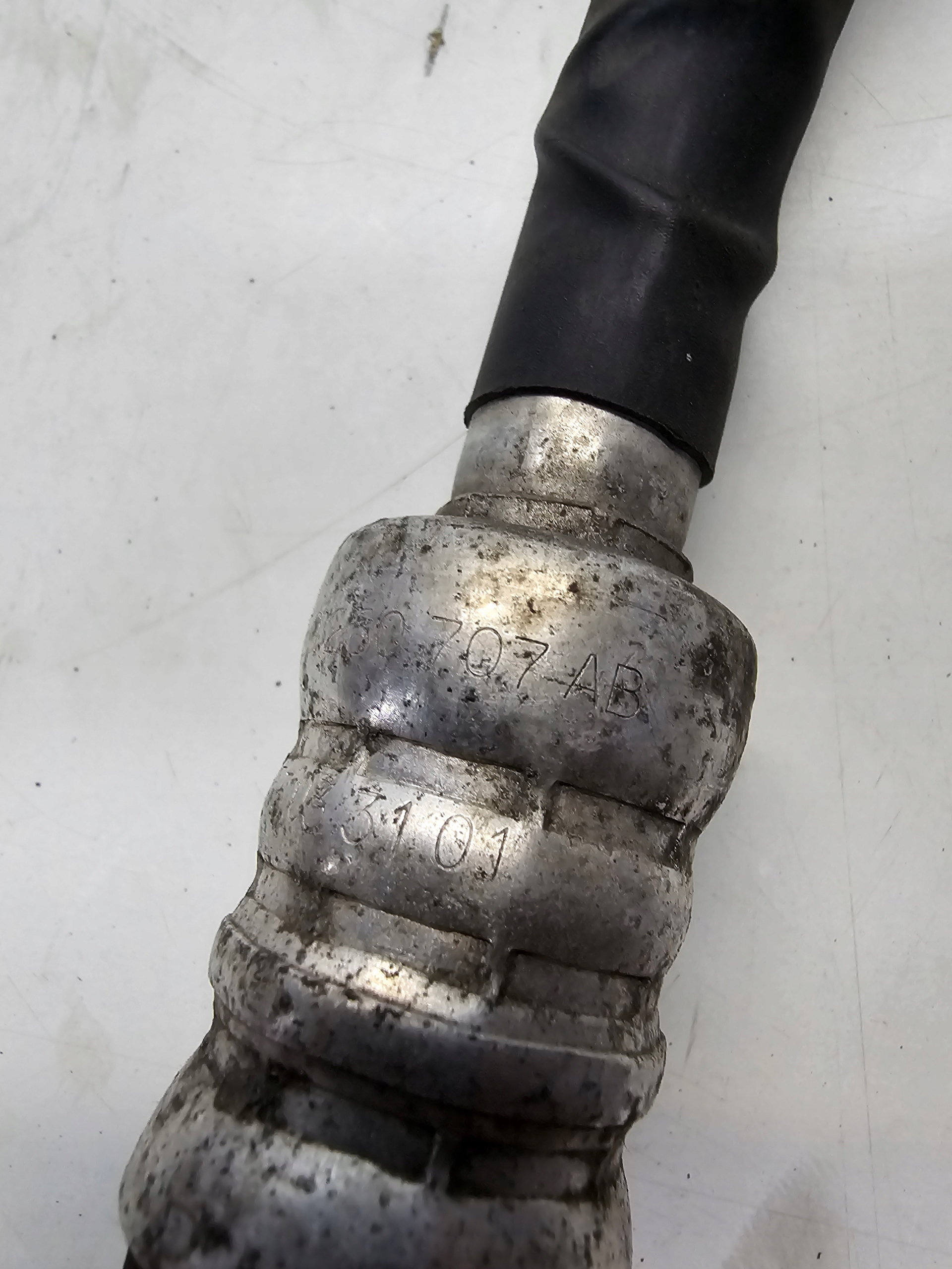 vedení hadice klimatizaci AUDI A4 B7 8E0260707AB
