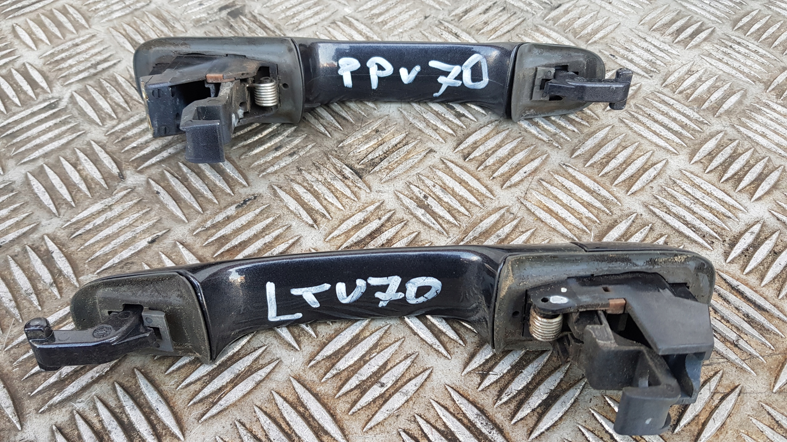 VOLVO V70 and handle exterior left rear part 17-26