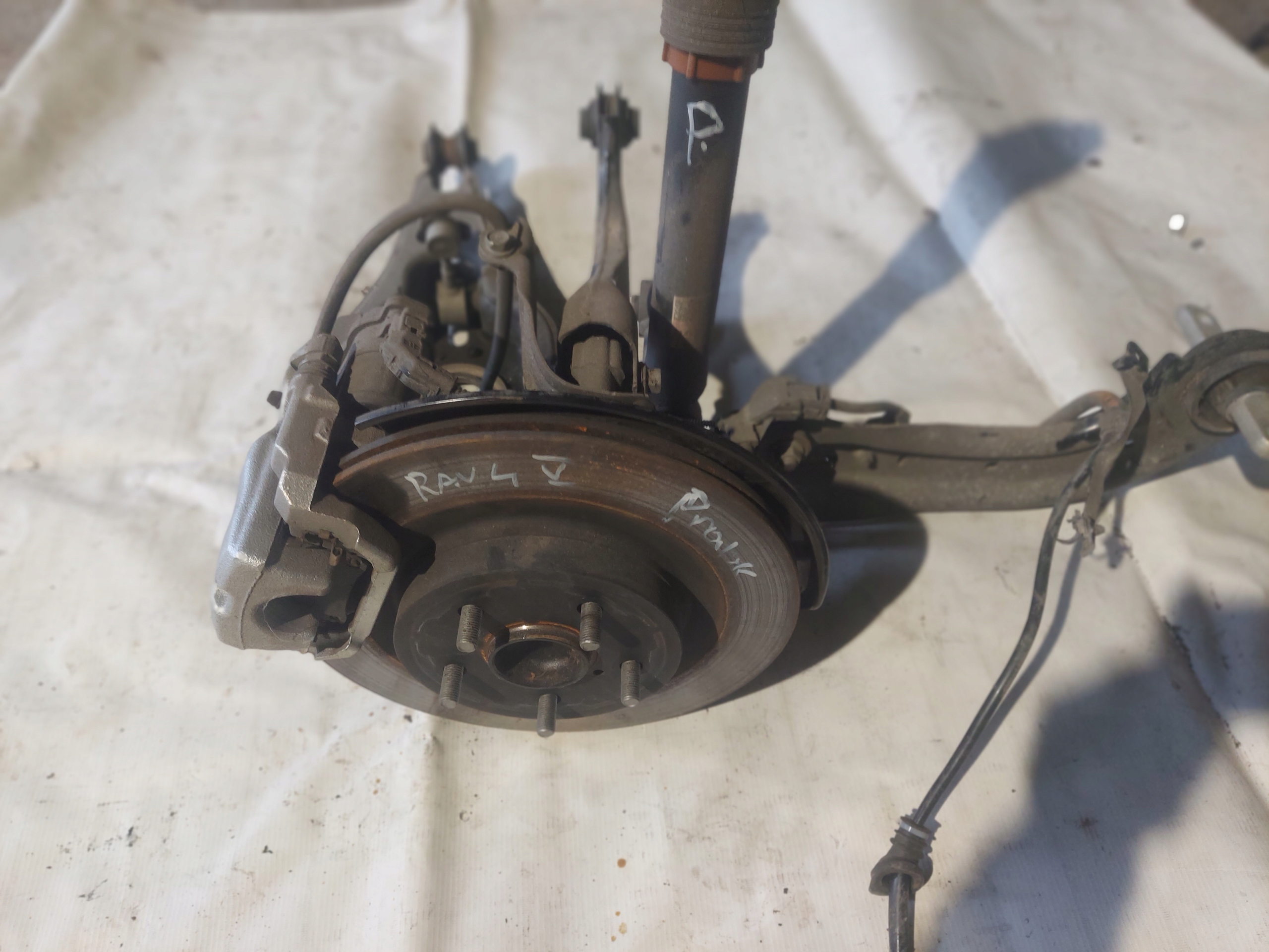 ПОДВЕСКА ЦАПФА ЗАД. ПРАВА RAV 4 2.5 ГИБРИДwd