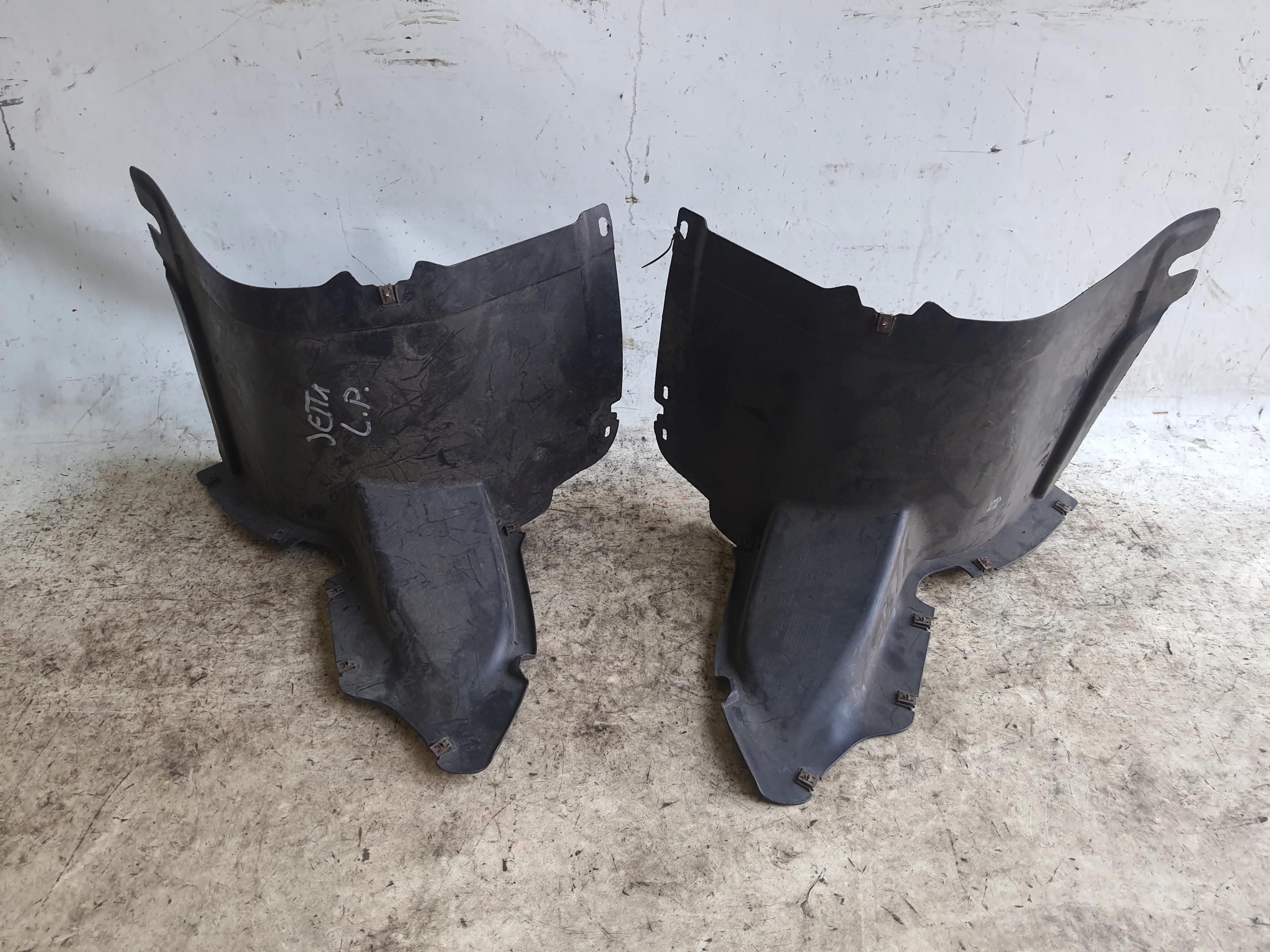 VOLKSWAGEN JETTA 05-10 mudguard front right