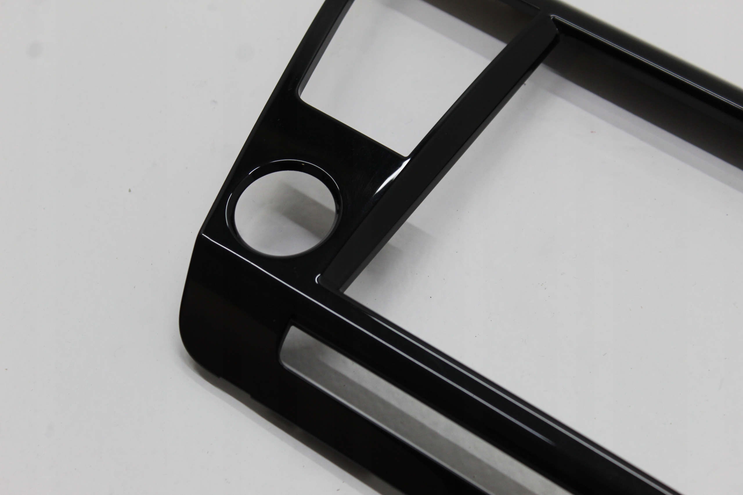 SKODA SUPERB III RAMKA RADIA NAWIGACJI Producent części Skoda OE