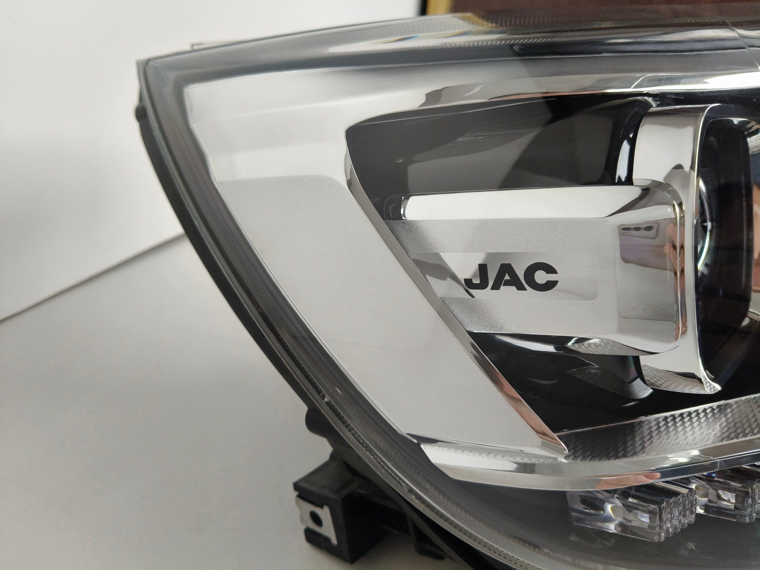far desna REFLEKTOR JAC 8 PRO XENON LED