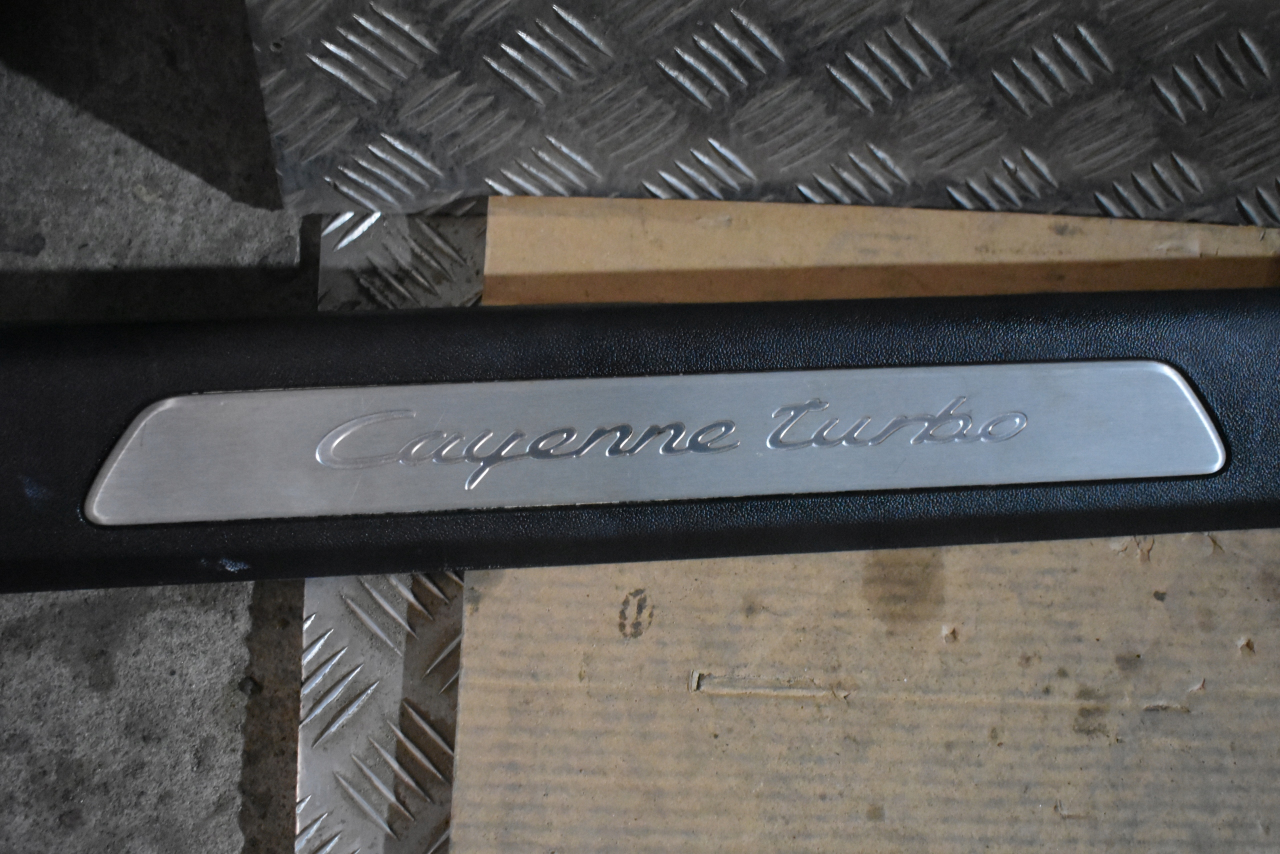 cover cap of the threshold left PORSCHE CAYENNE 9Y TURBO 1