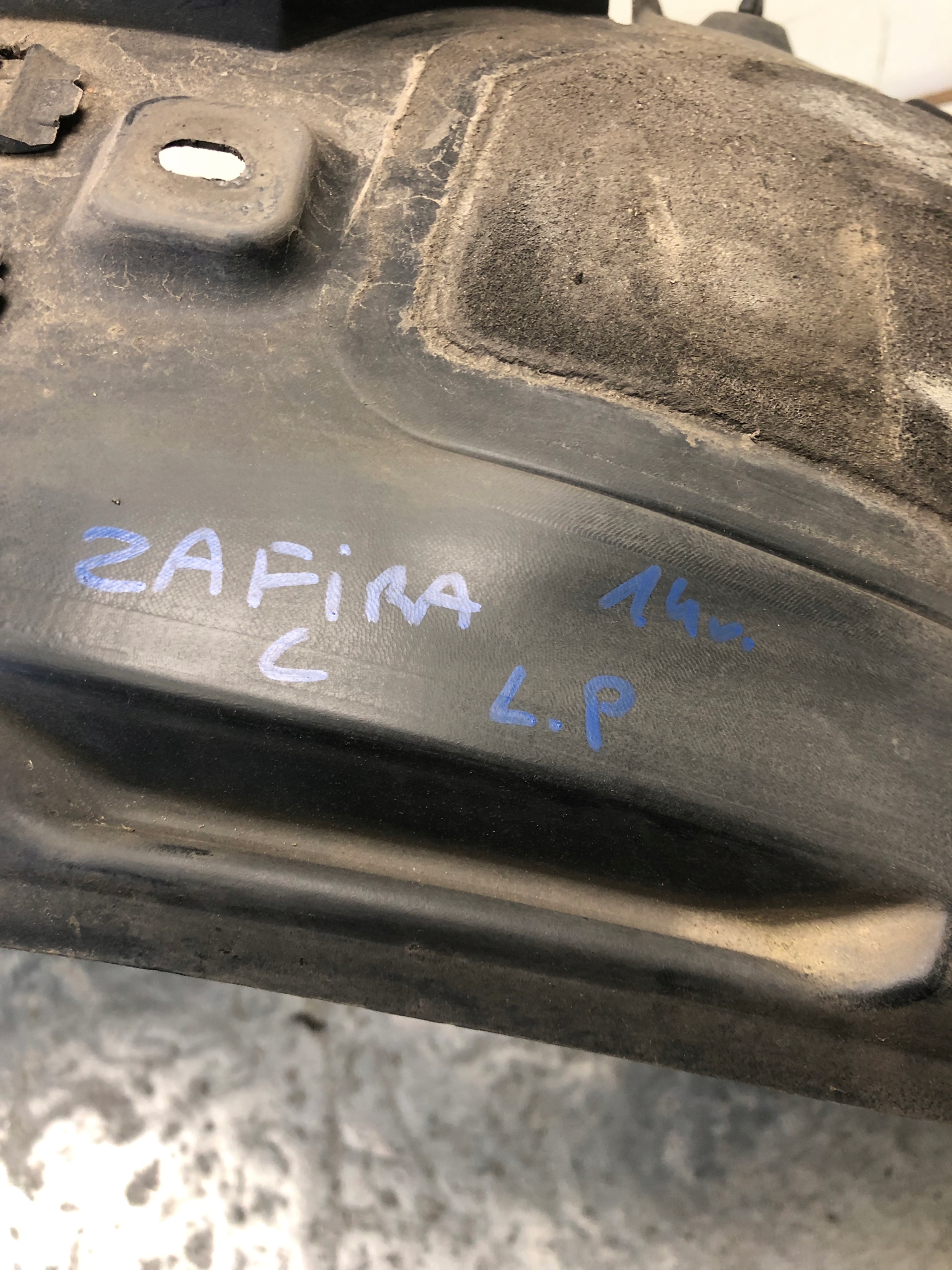mudguard left front OPEL ZAFIRA C 13301575
