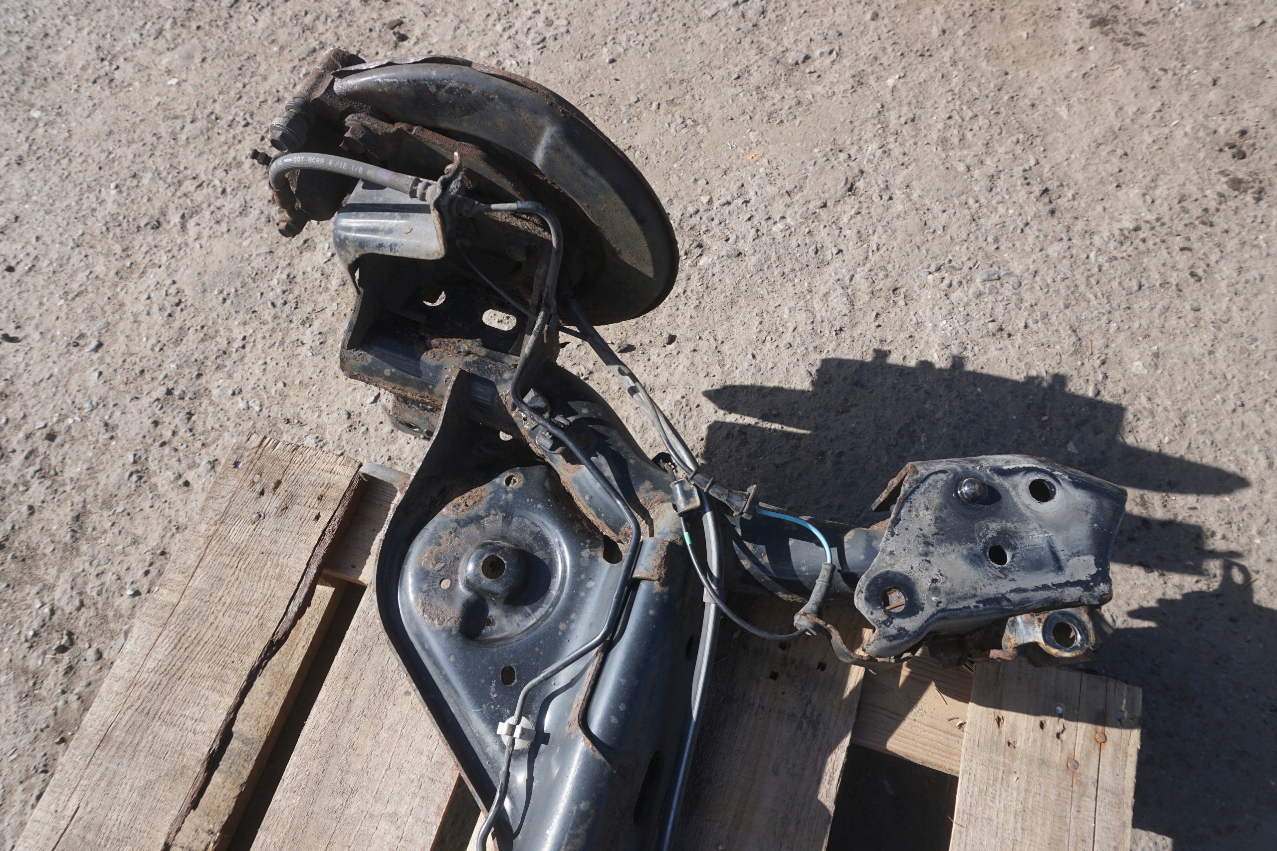 NISSAN JUKE F15 TYLNA BELKA ZAWIESZENIA TARCZA 555011KK0A 2012rok nr.209 Jakość części (zgodnie z GVO) Q - oryginał z logo producenta części (OEM, OES)