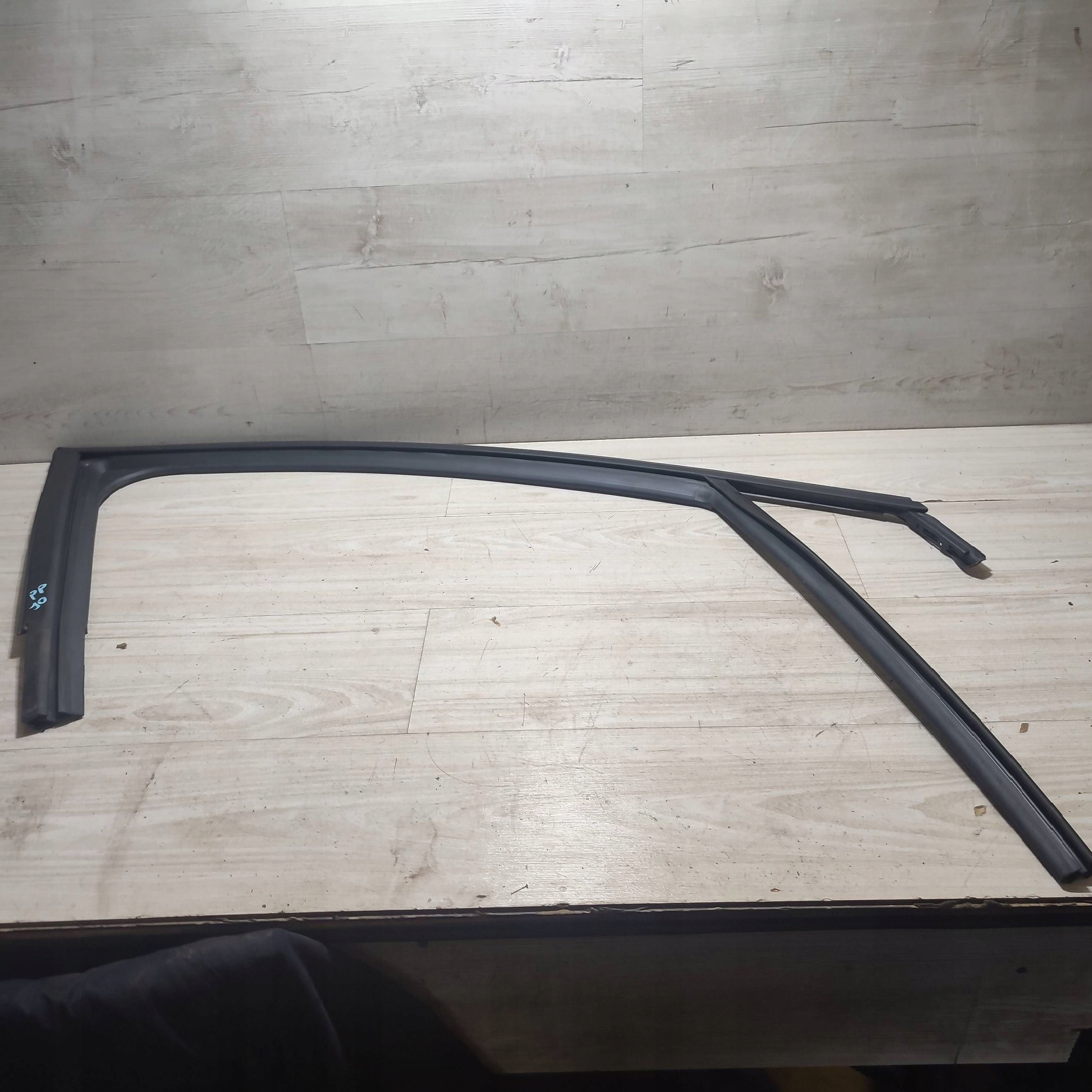 gasket windows door przednich front side right Dacia Jogger