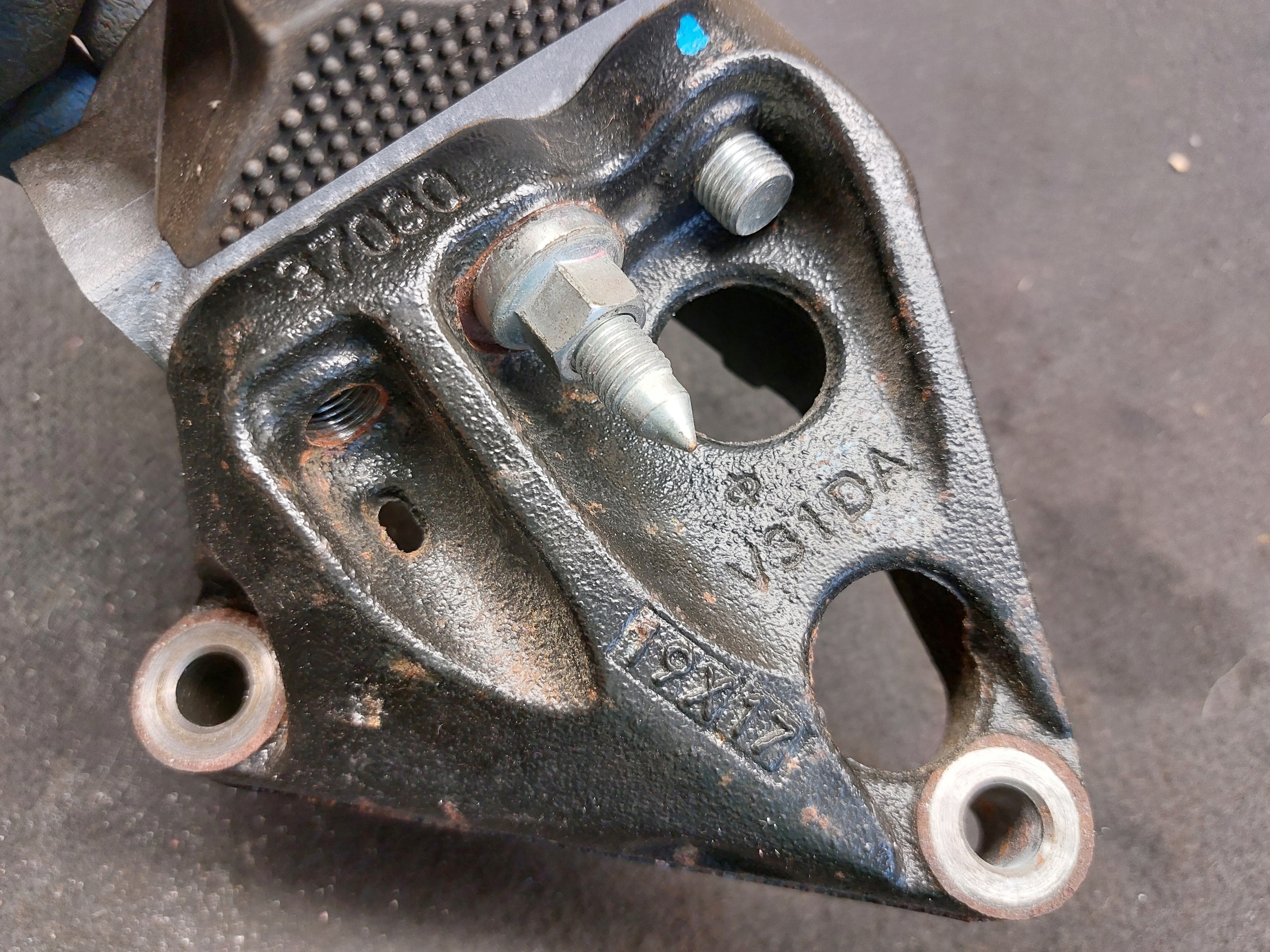 holder engine mount TOYOTA PRIUS plus IV 20r 2ZR