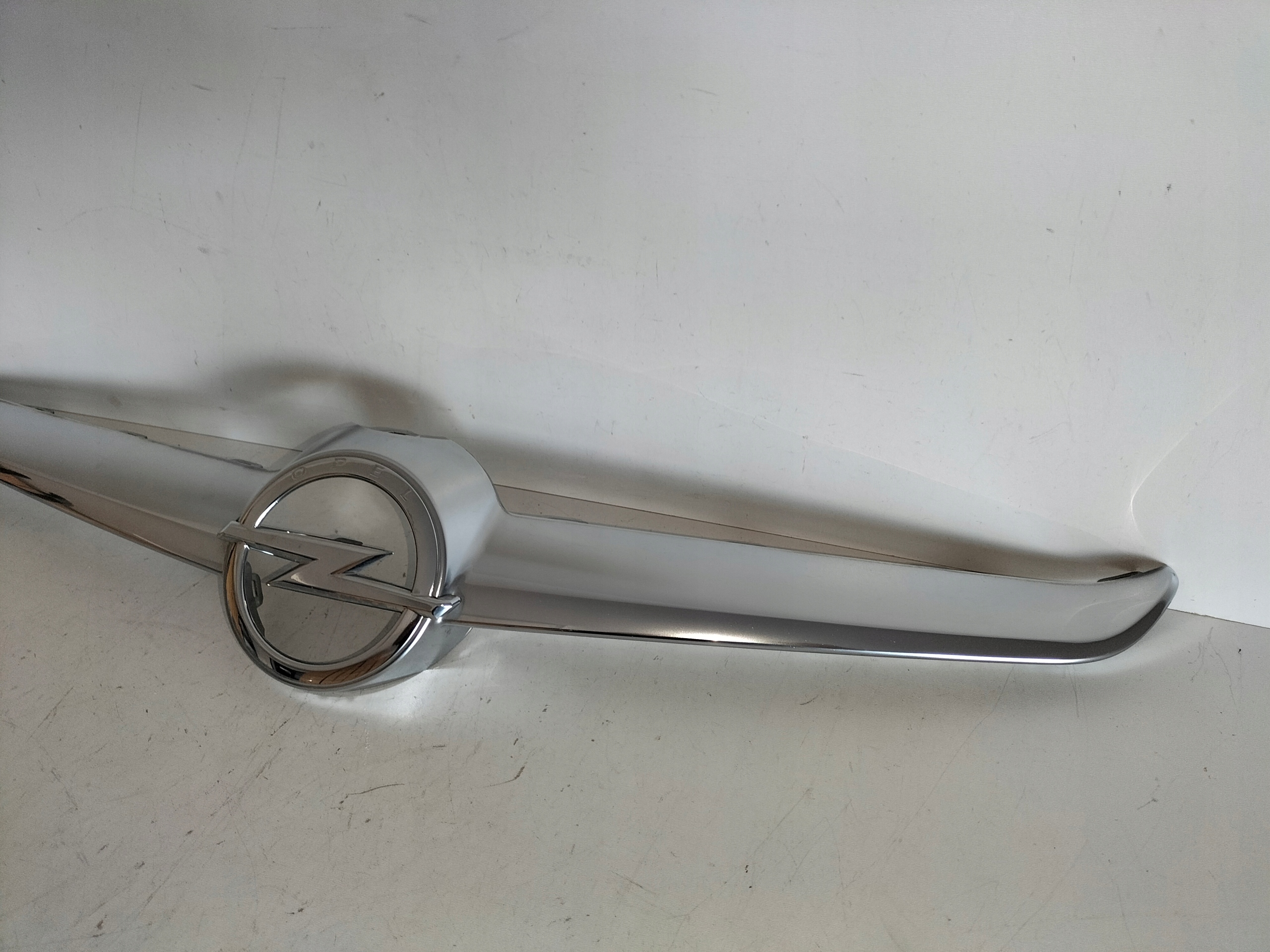 moulding logo grille chrom OPEL CASCADA 13