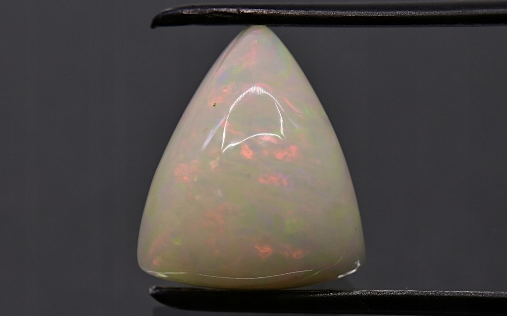 Opál z Etiopie kabošon nepravidelný 15,8x13,5 mm