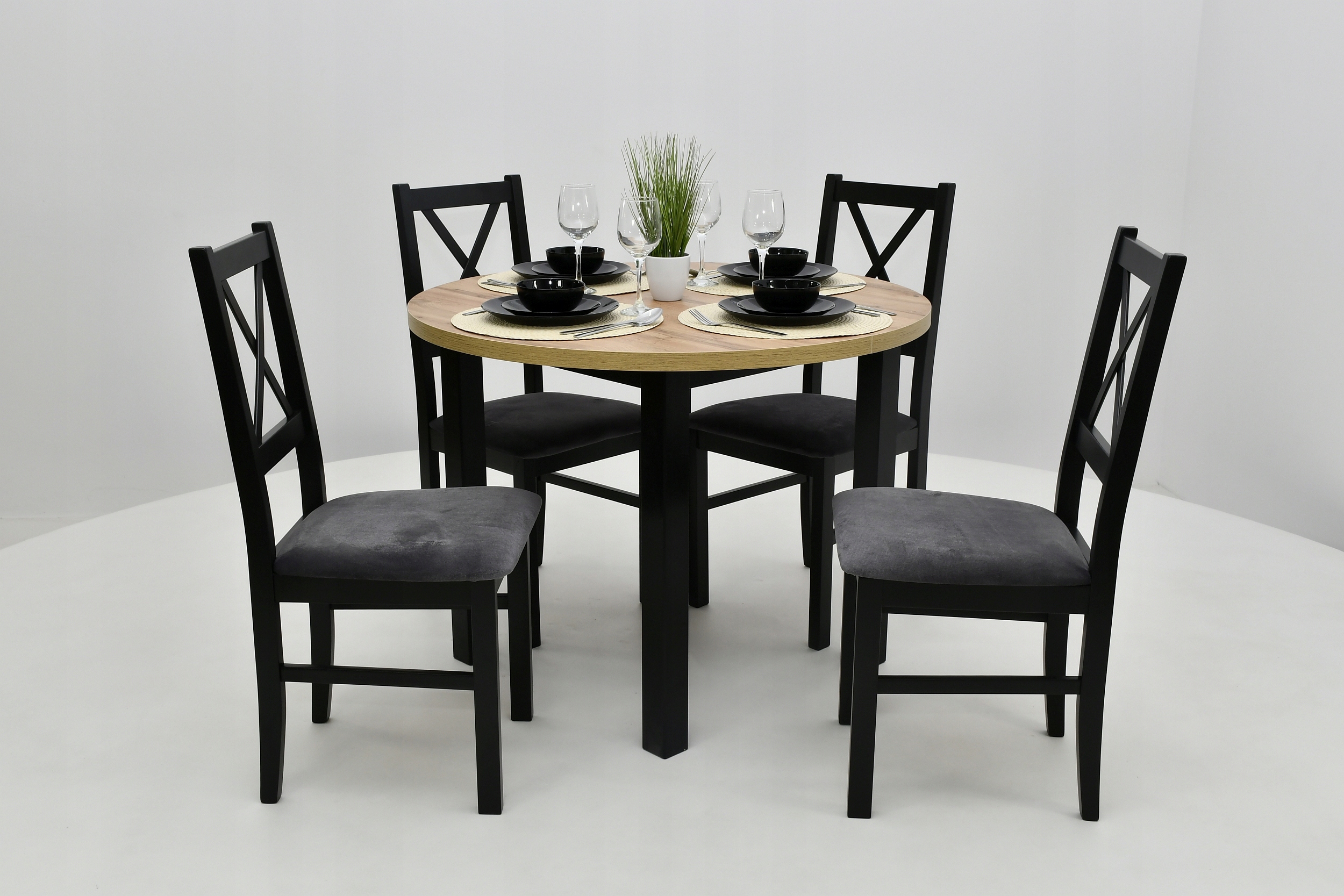 Śliczny, okrągły stół fi 100 cm rozkładany do 180cm oraz 4 krzesła krzyżak. Długość stołu 100 cm