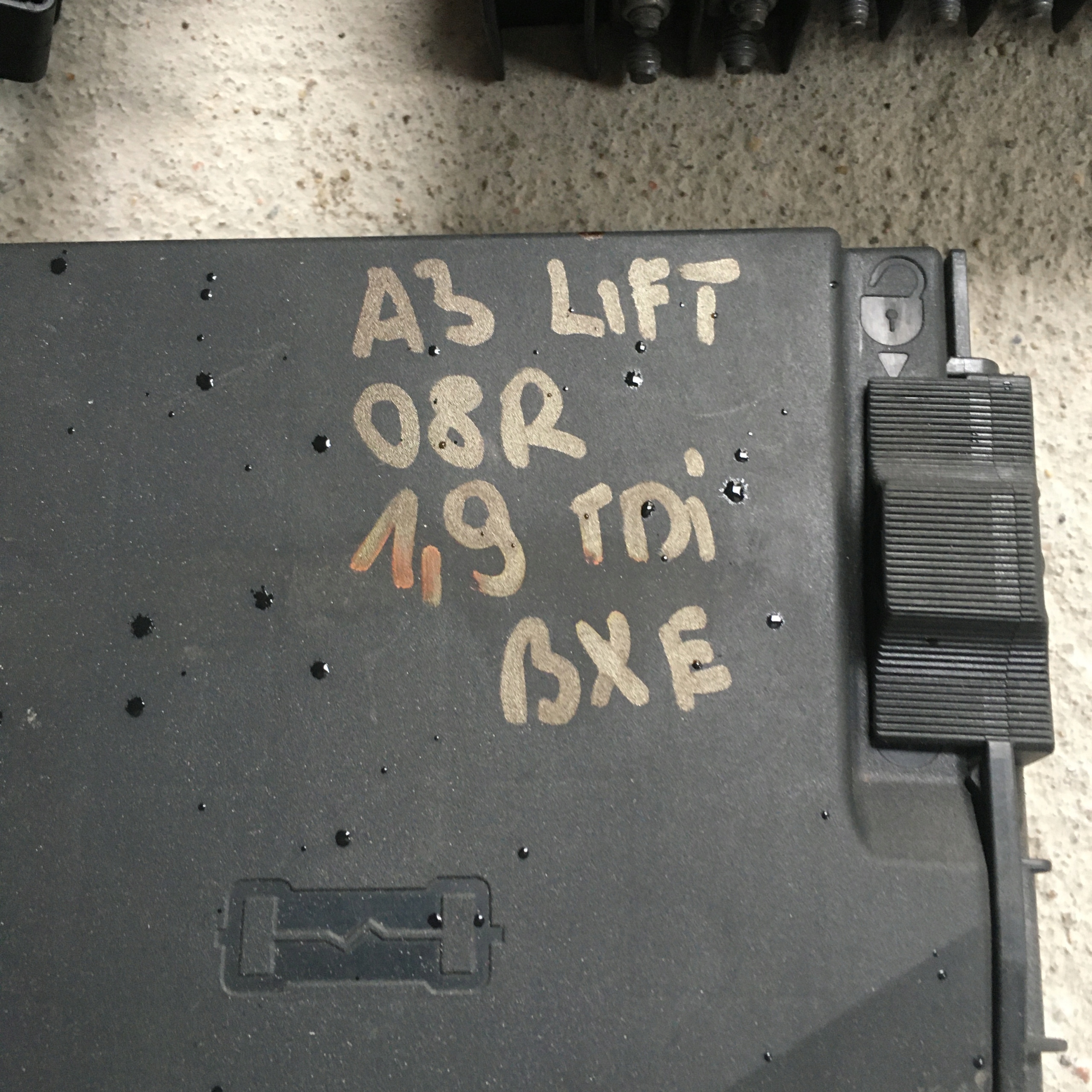 A3 LIFT 08R 1,9 TDI BXE SKRZYNKA BEZPIECZNIKÓW Producent części Audi OE