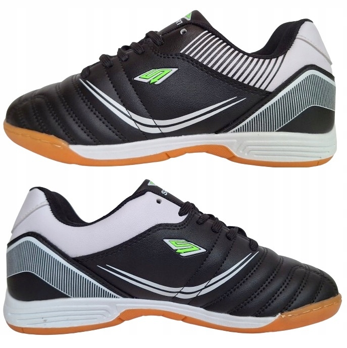 Sportovní obuv pro tělocvičnu a fotbalovou halu s nešpinivou podrážkou 38