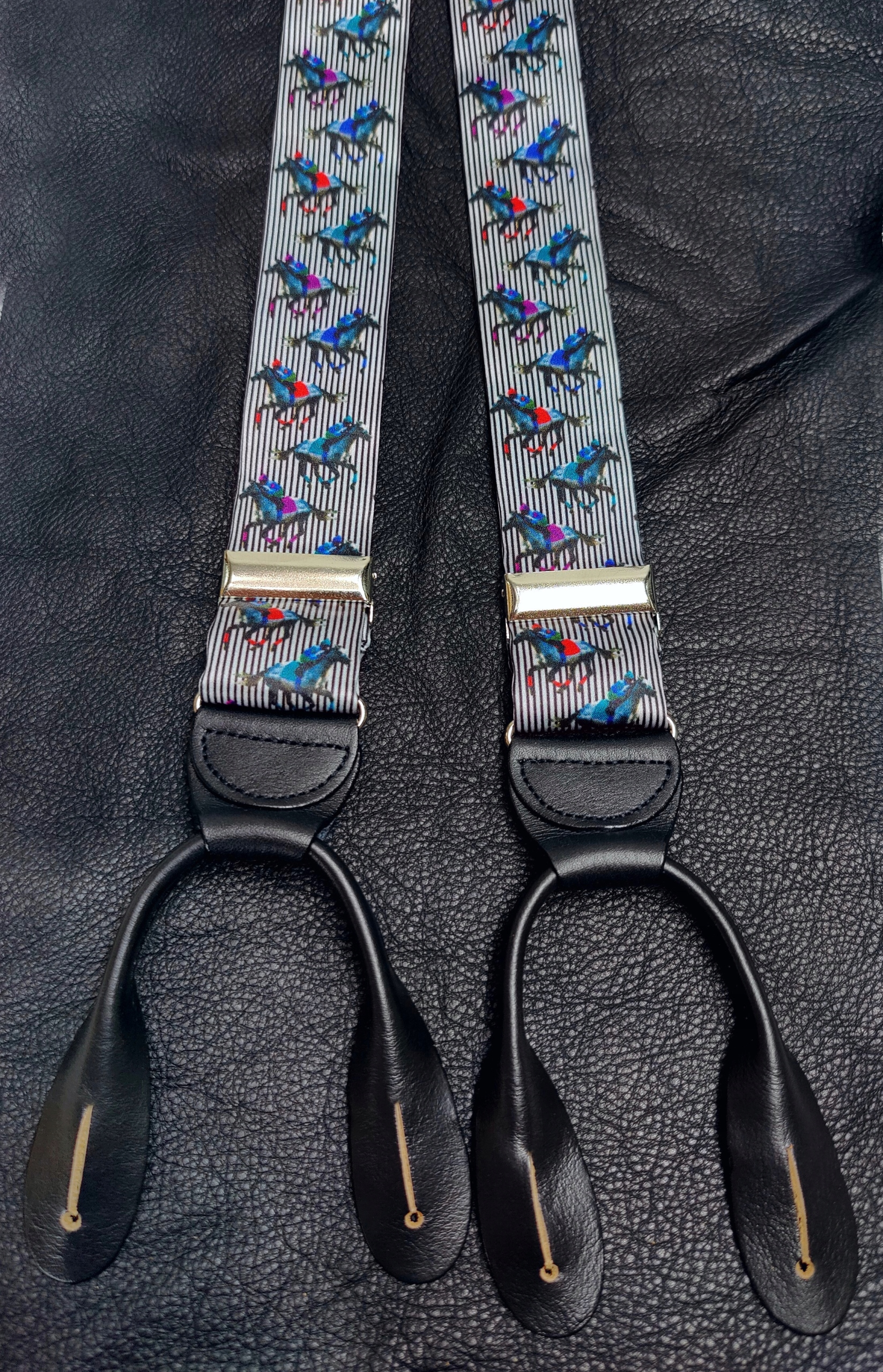 SZELKI NA GUZIKI JEDWAB NIEBIESKI PASY MOTYW DERBY Płeć uniseks