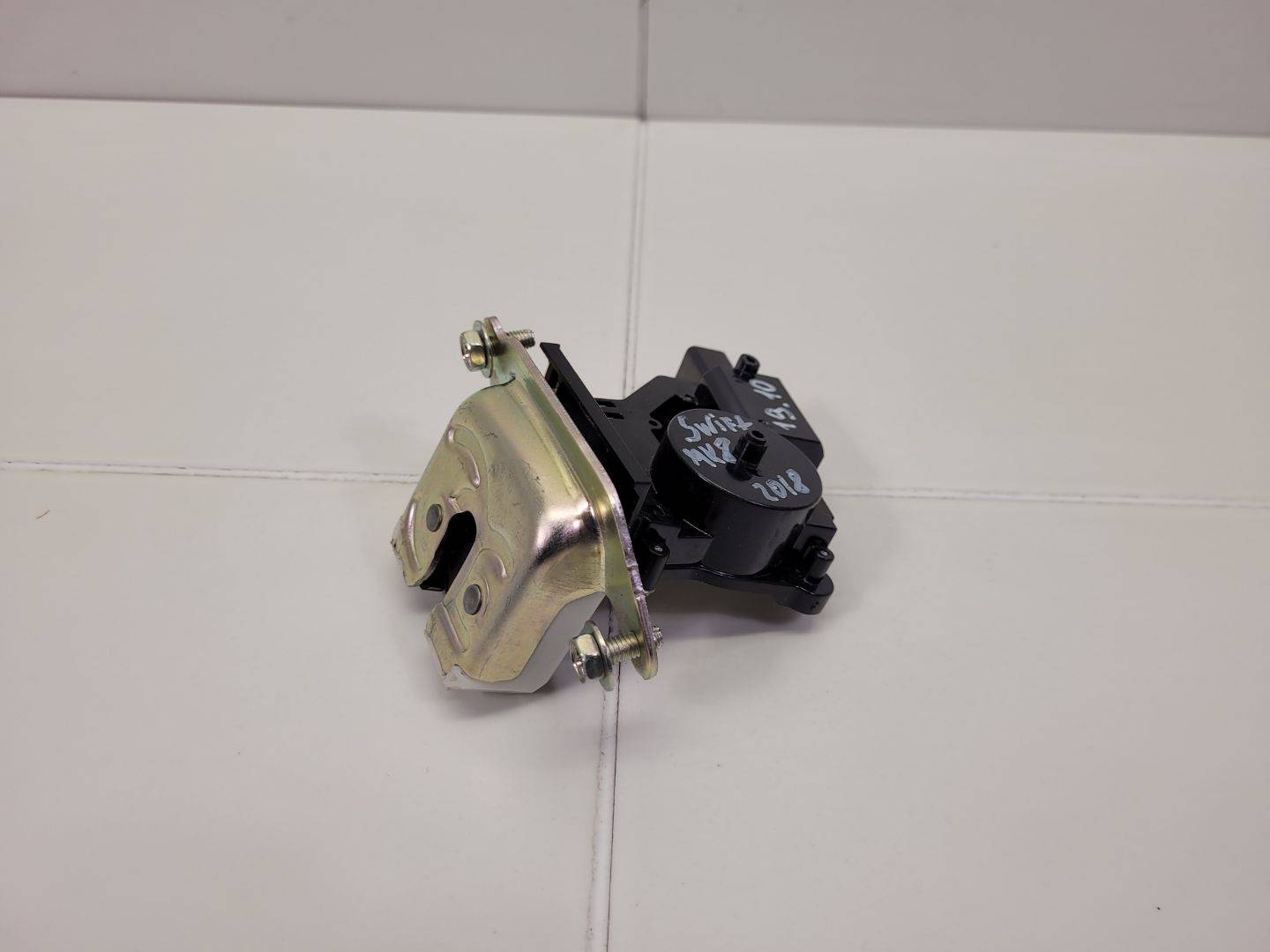 lock bonnet boot Suzuki Swift 5 2019
