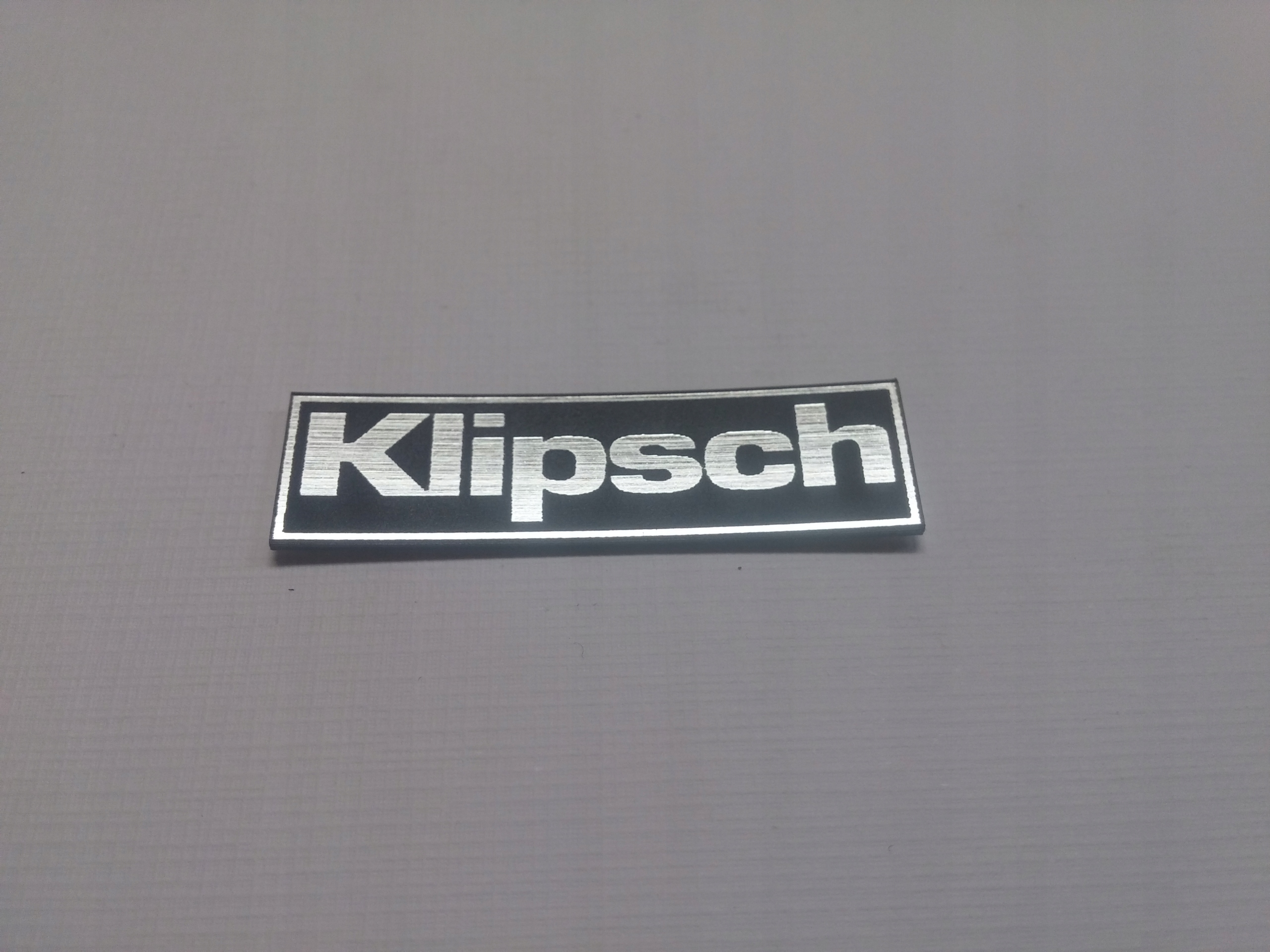 

Klipsch naklejka emblemat 66 x 20 mm *srebrna