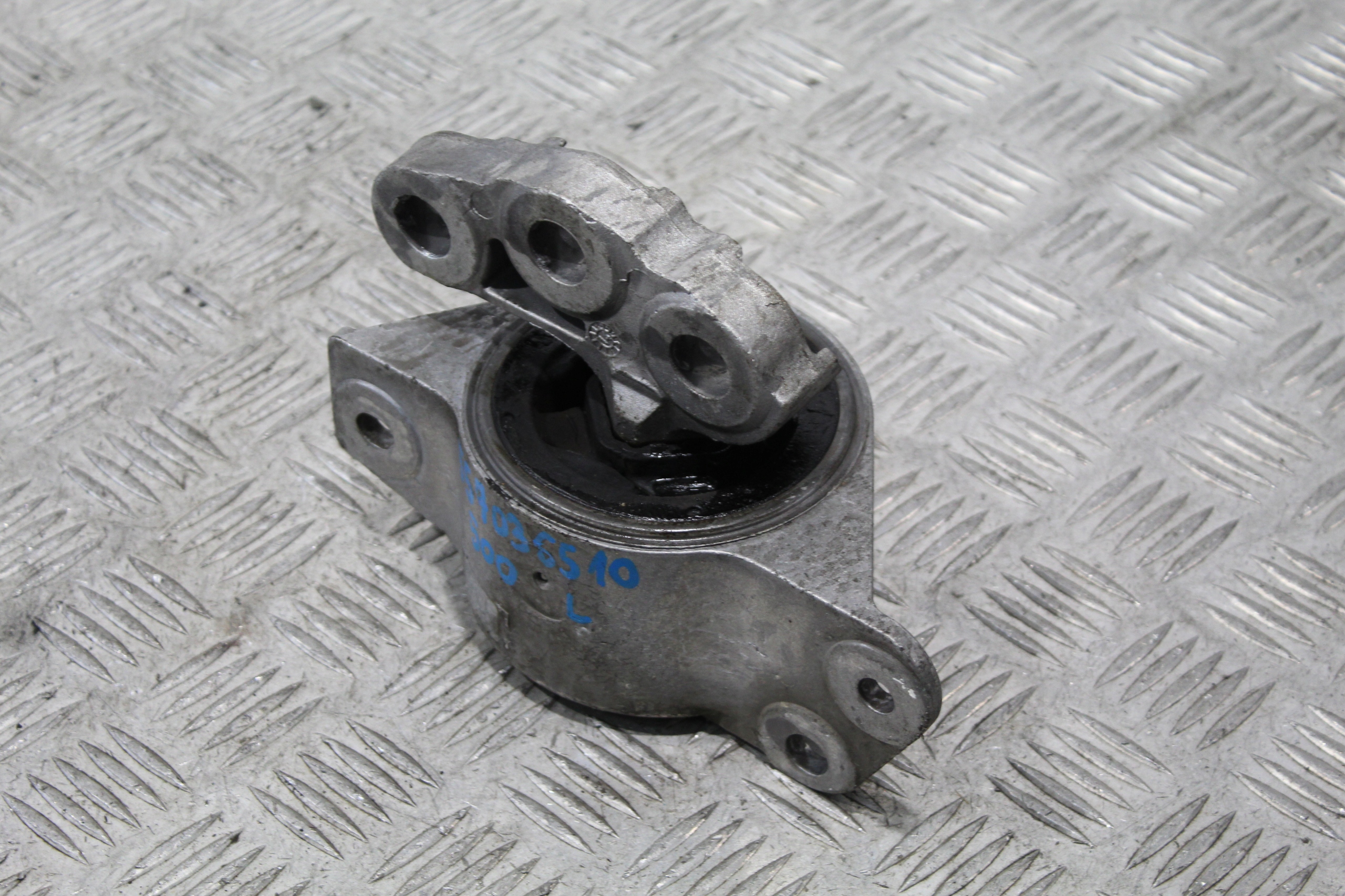 holder engine mount FIAT 500L 500 L 557036510