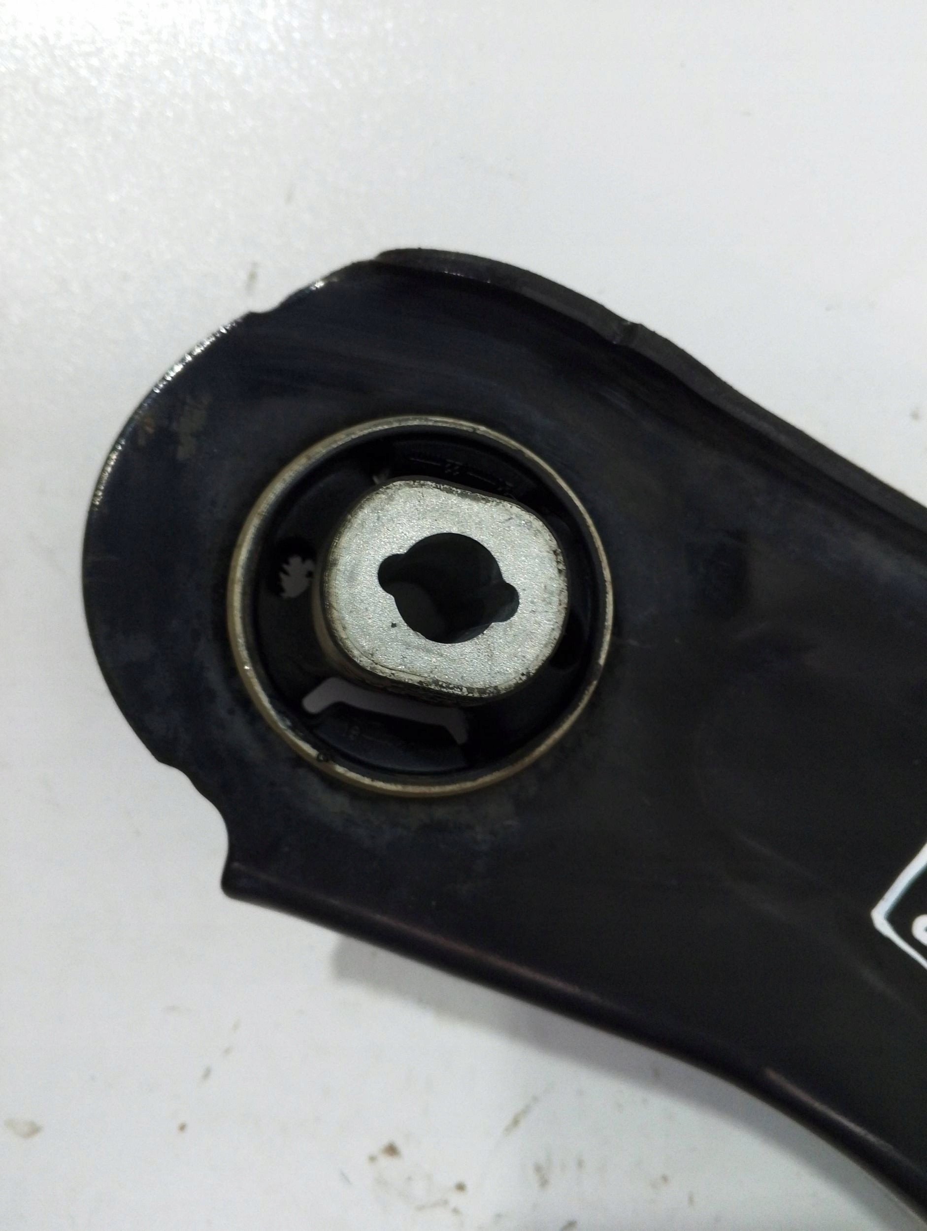 Renault Megane IV arm front left G4523R (Q543)