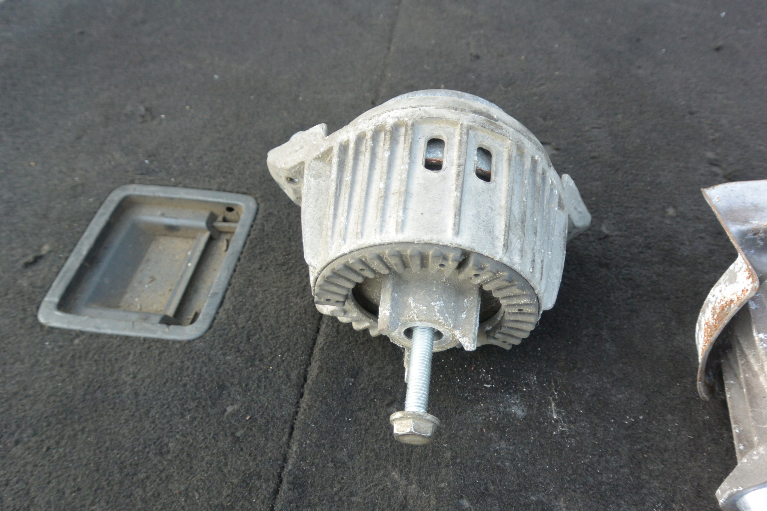 engine mount left right MERCEDES E-KLASA W212 LIFT HYBRYDA E300H KPL