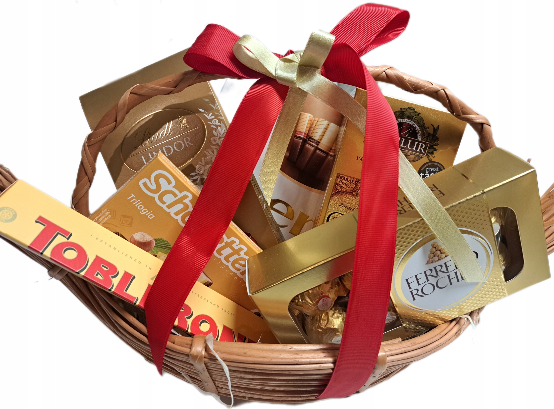 Levně Dárkový koš káva, Lindt sladkosti zabalené v proutěném koši Basilur