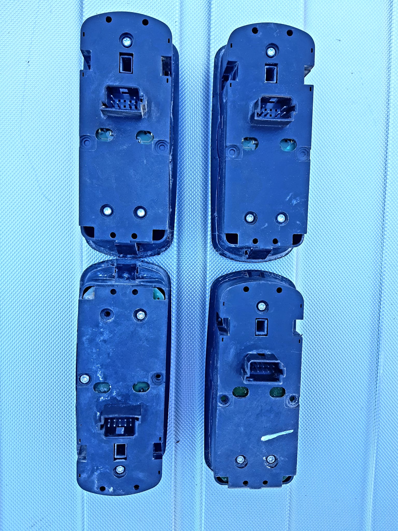 Panel Sterowania Przelacznik 9438200097 MERCEDES MP Actros Axor Lewe Producent części Mercedes-Benz OE