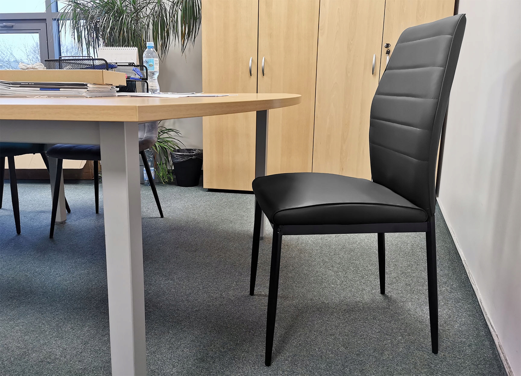 KRZESŁO TAPICEROWANE EKOSKÓRA DO JADALNI SALONU BIURA STYLOWE MARK SZARY Wysokość siedziska 47 cm