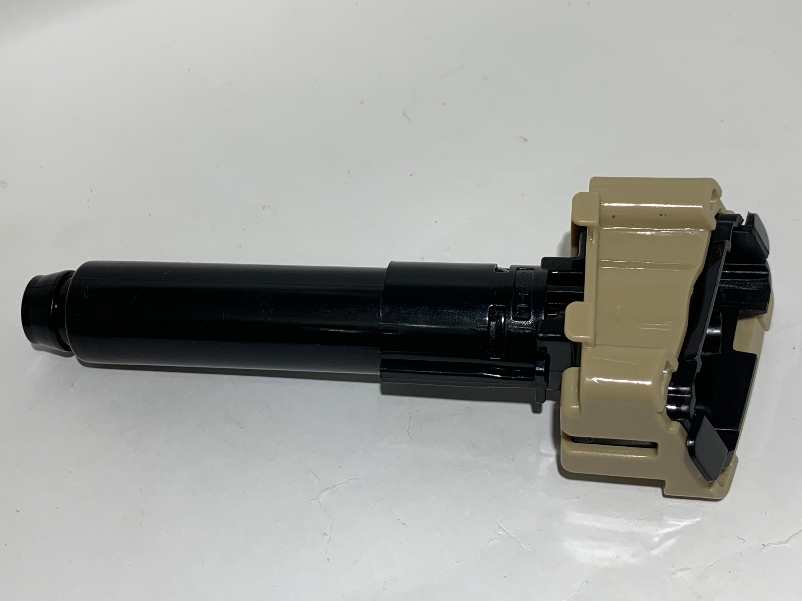 MAZDA 3 III 2013- SPRYSKIWACZ REFLEKTORA ZAŚLEPKA Strona zabudowy przód - lewa