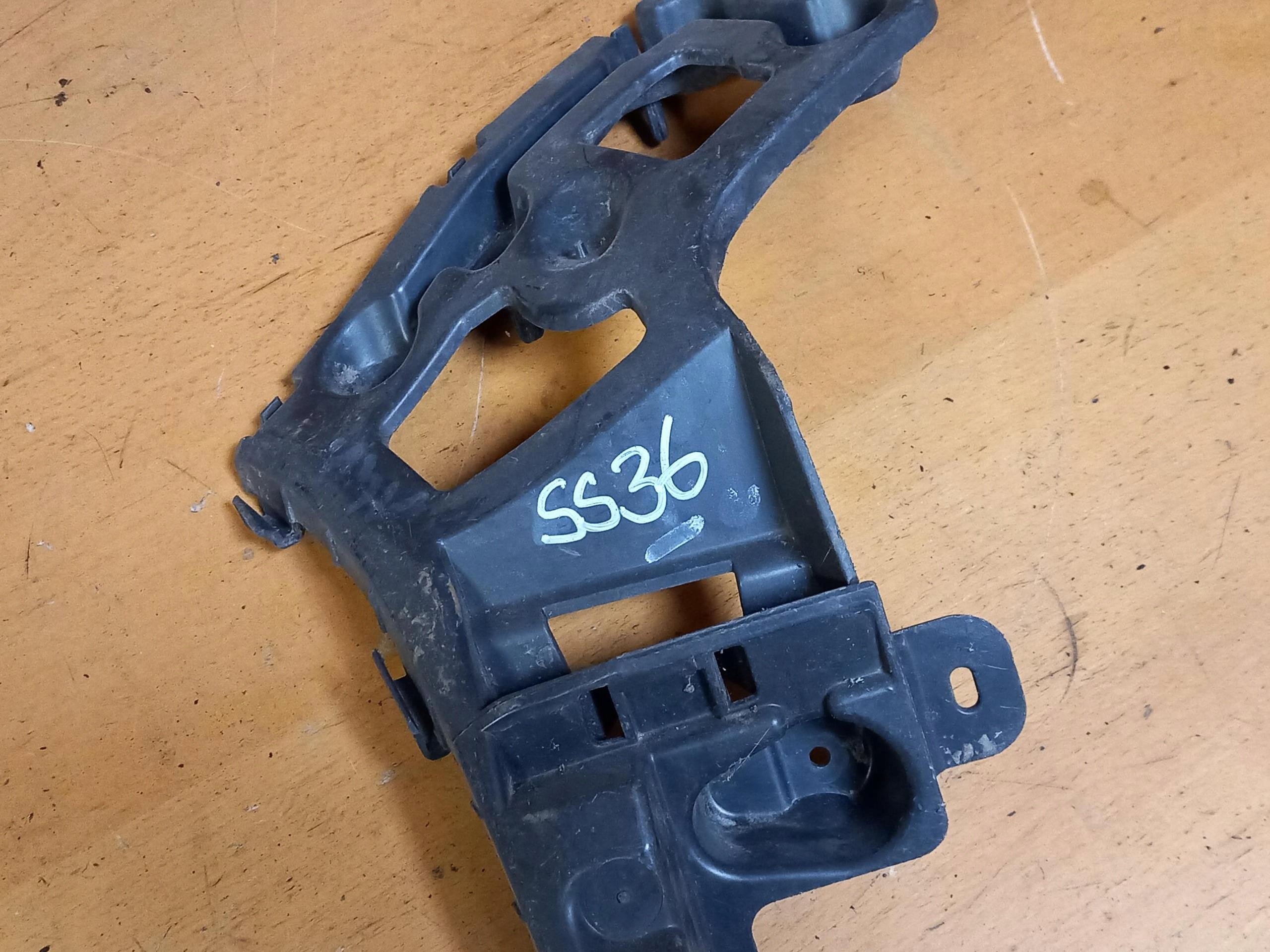bumper bracket right rear part RENAULT CAPTUR and 13-19 852220257R