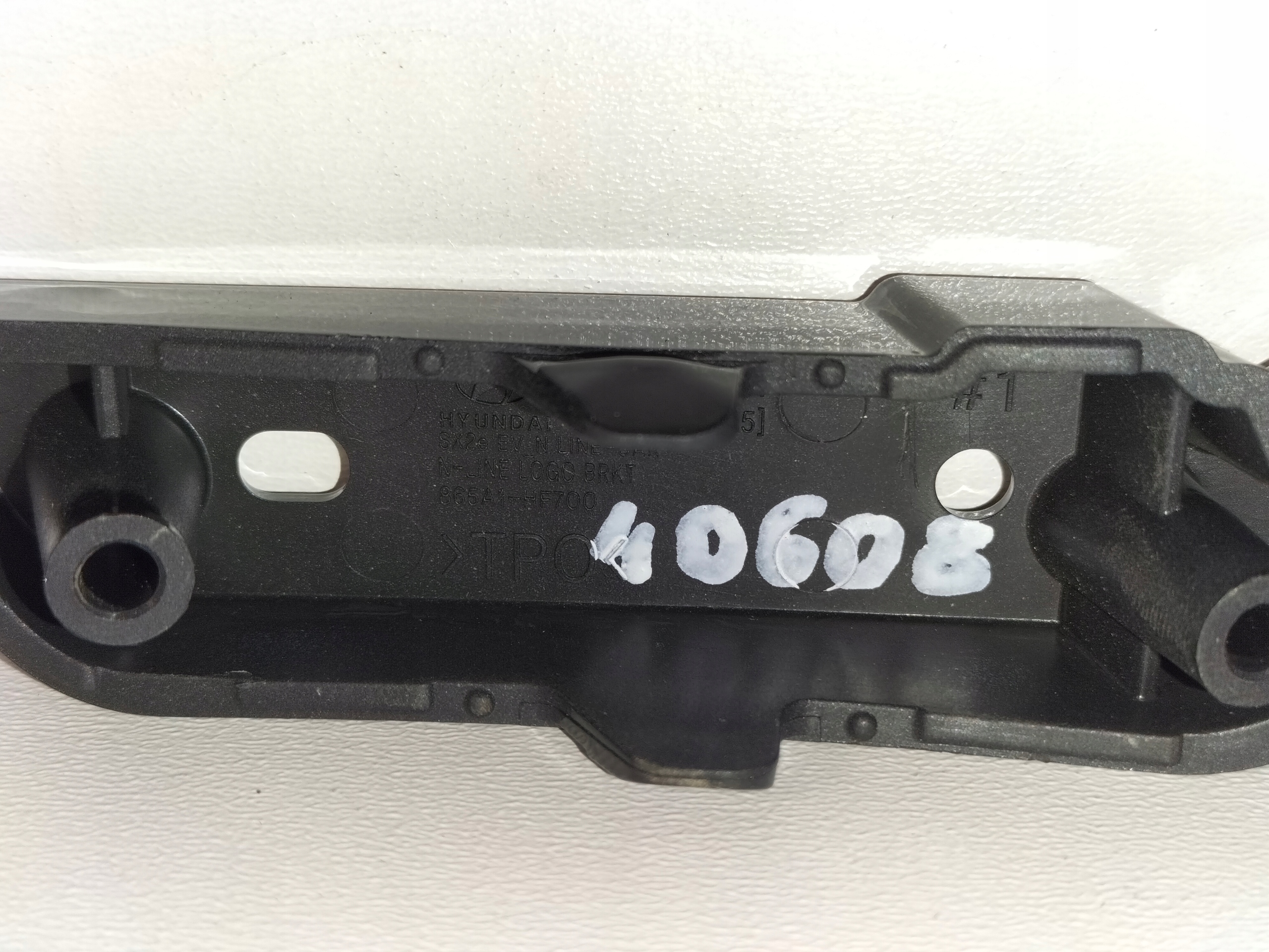 holder pad below emblemat front HYUNDAI KONA II SX2 EV 23- N-LINE