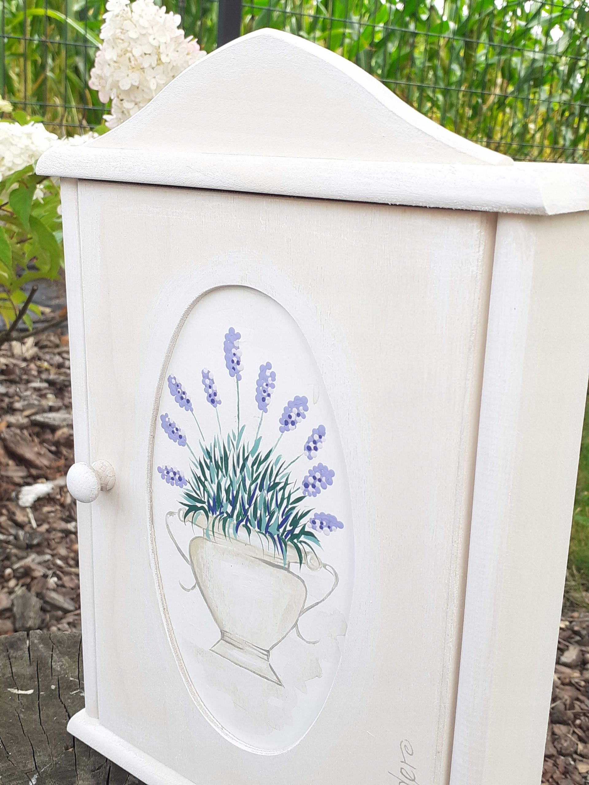 Skříňka na klíče skříňka ručně malovaná levandule bílá