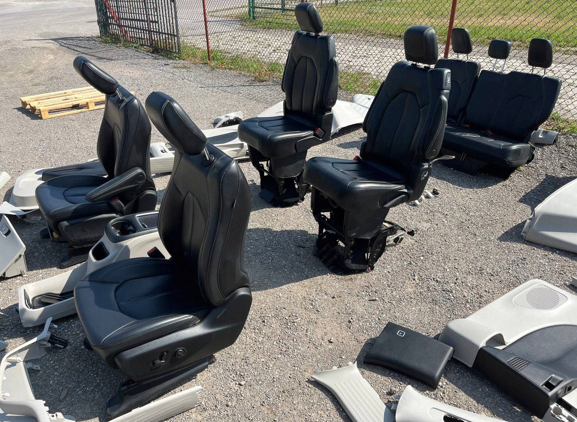 Komptel seats z boczkami seats inner leather Chrysler Pacifica 2021