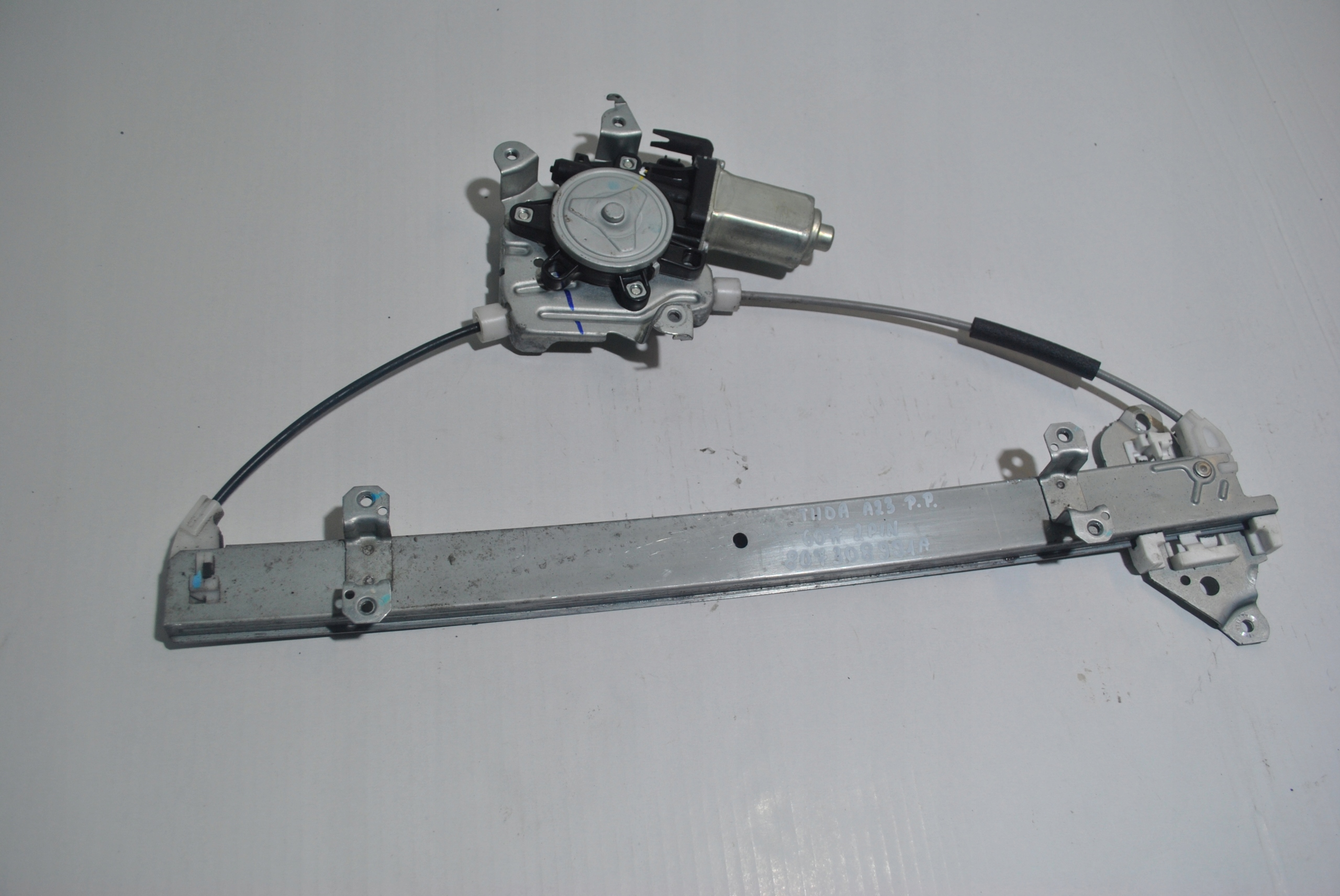 PODNOSNIK СКЛО ПРАВИЙ ПЕРЕД 2 ПІНИ-КОНТАКТИ TIIDA07308991a