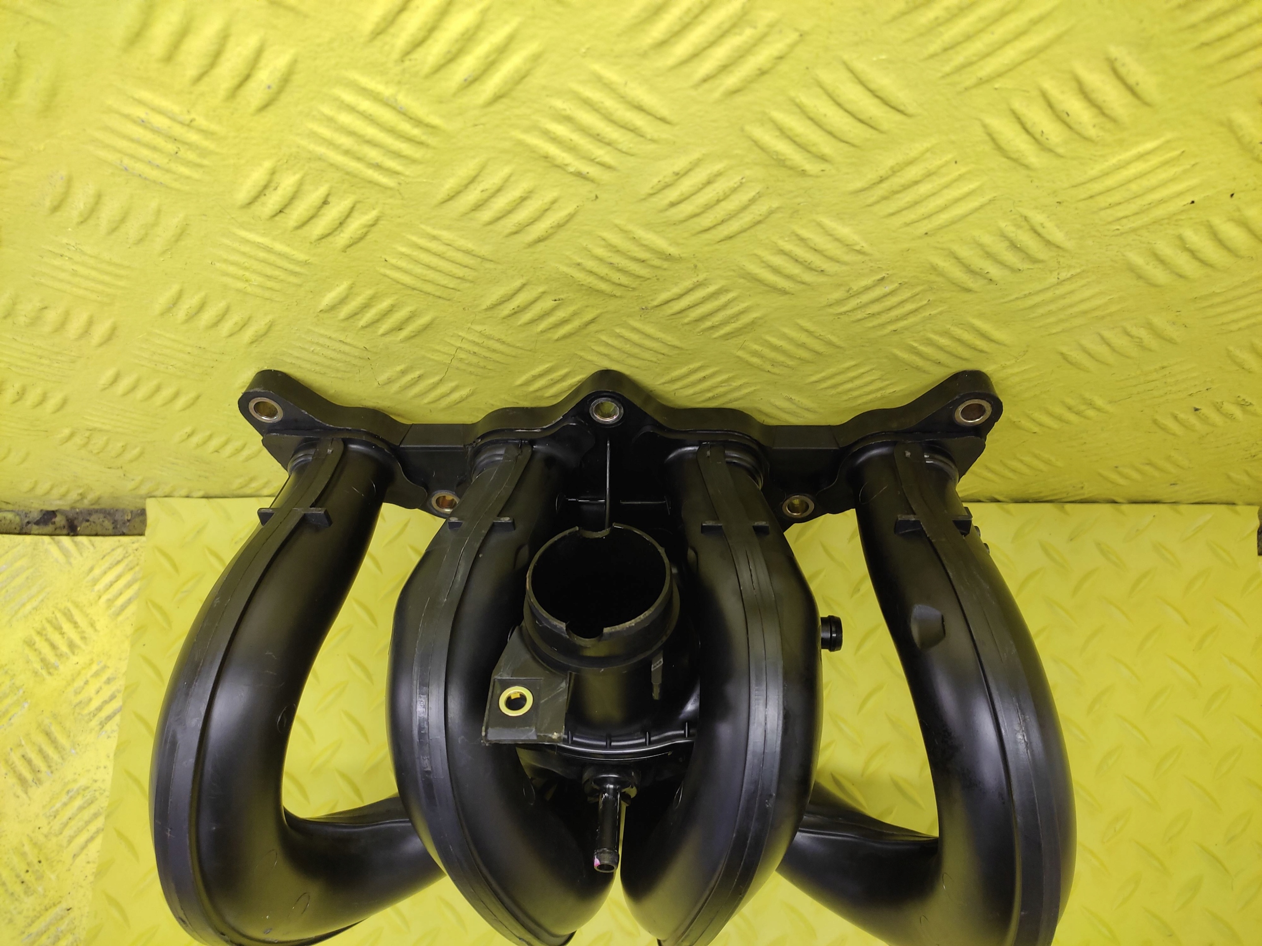 TOYOTA YARIS and 1.3 intake manifold