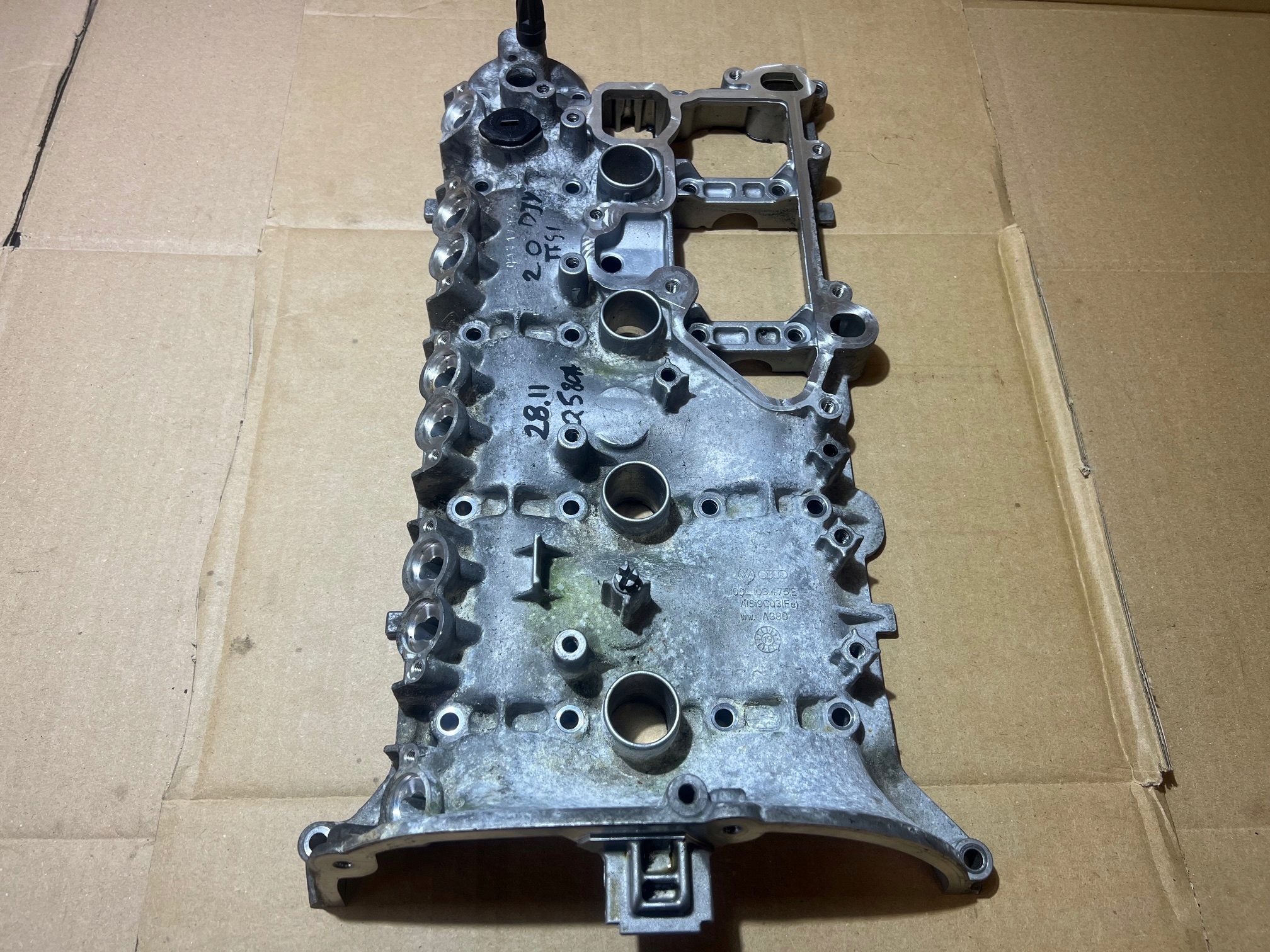 AUDI A3 Q3 A4 Q5 2.0 TFSI Abdeckung der Ventile 06L103475E
