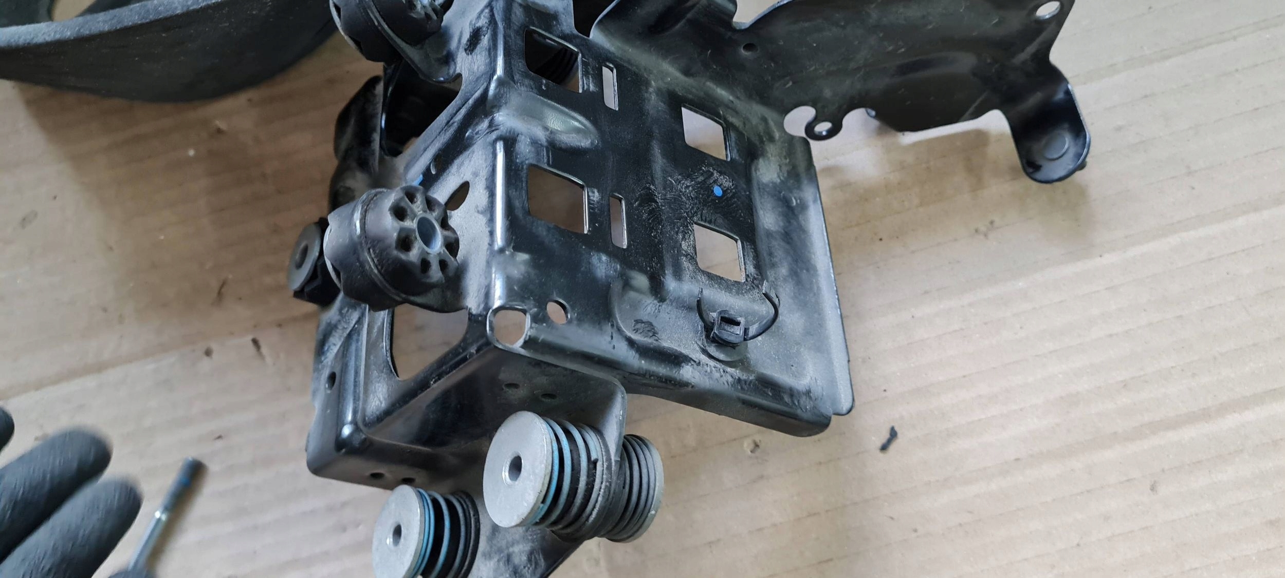 SQ8 4M RSQ8 Q8 bracket holder KOMPRESORA springing 4M0616105F SQ7 Q7