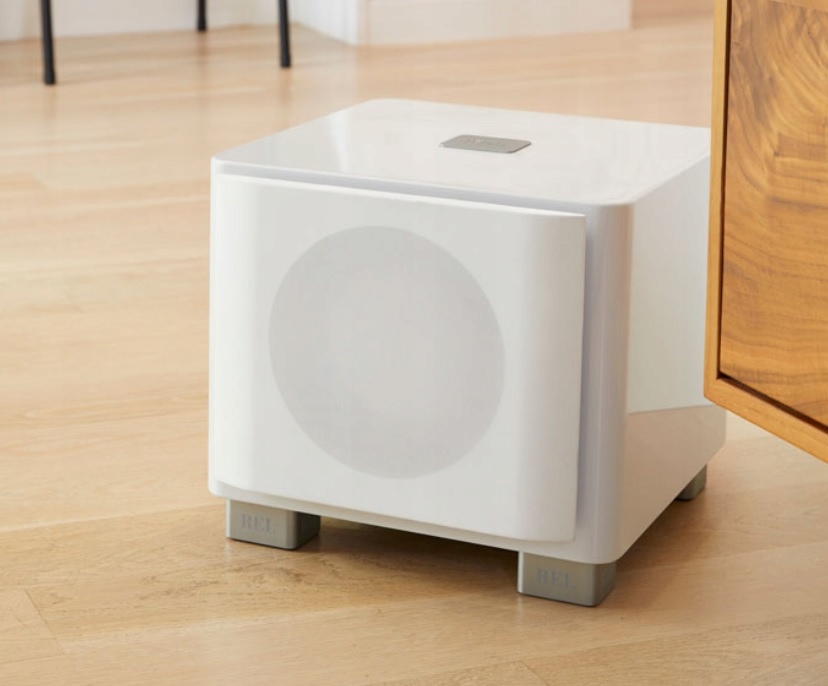 Biały subwoofer atywny REL T/7x T7x Model T/7x