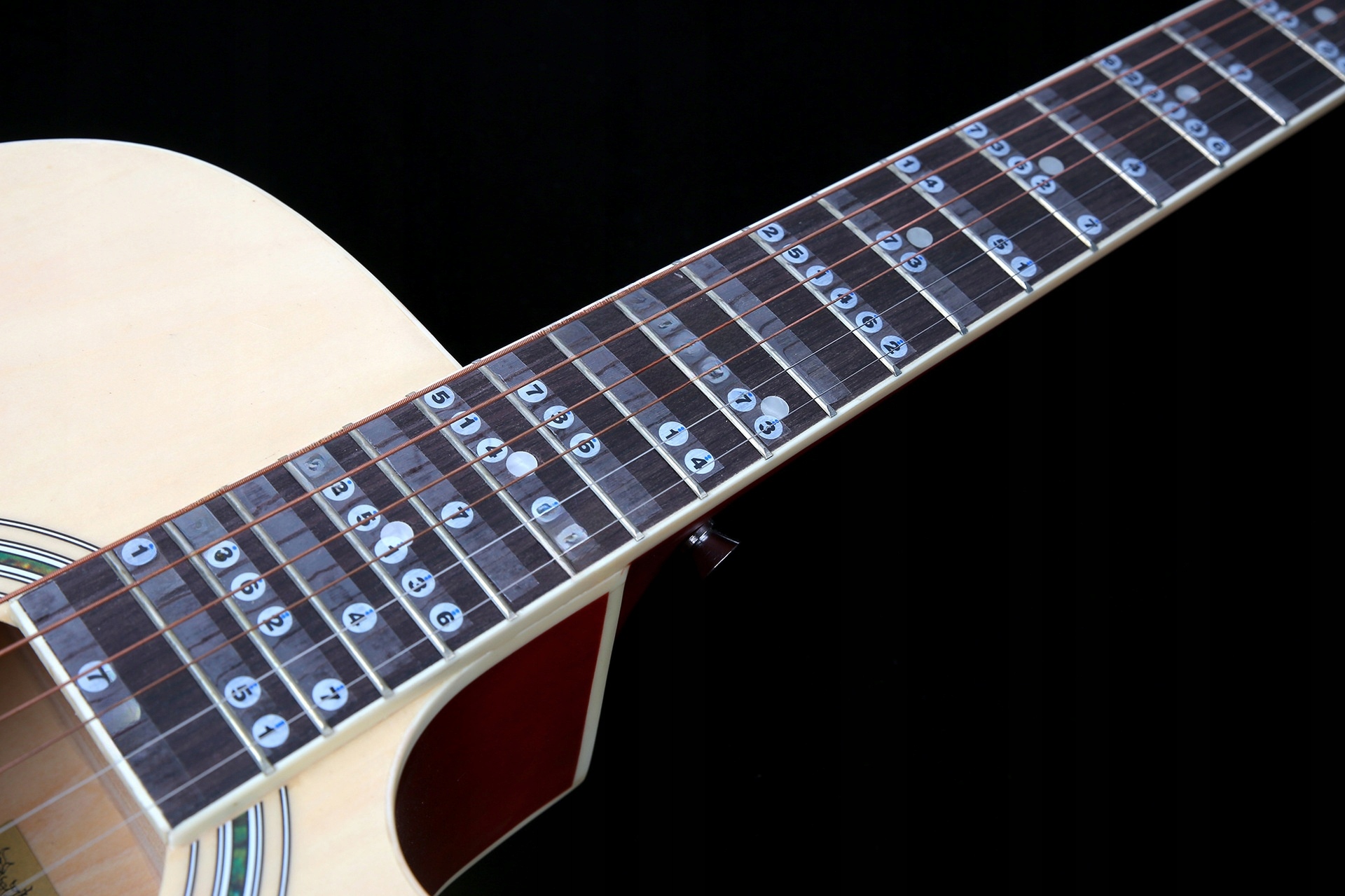 NOTATKI TRENERA TABELI SKALI GITARY Kod producenta 4484306