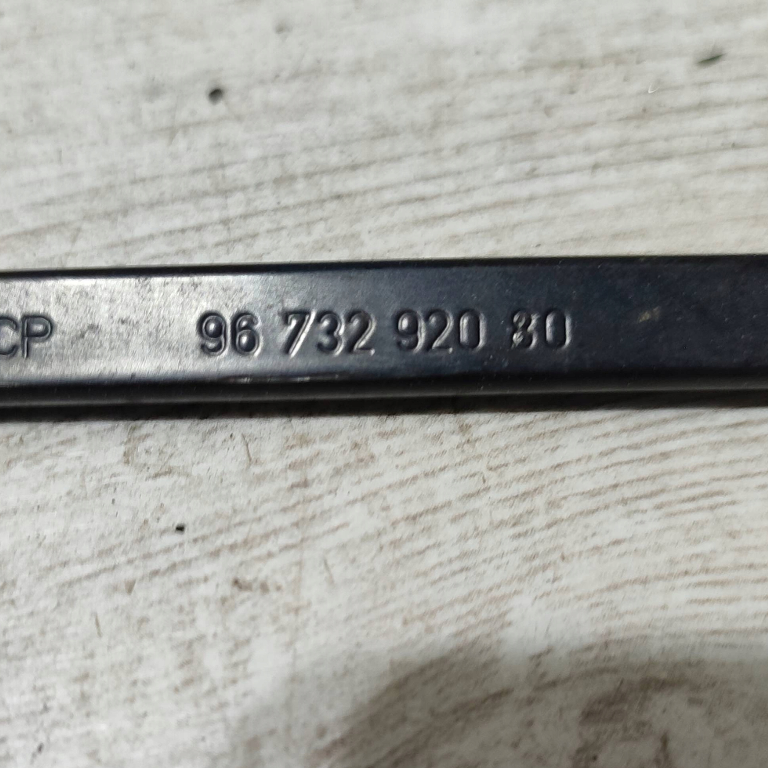 Peugeot 2008 and 2018 right side wiper arm