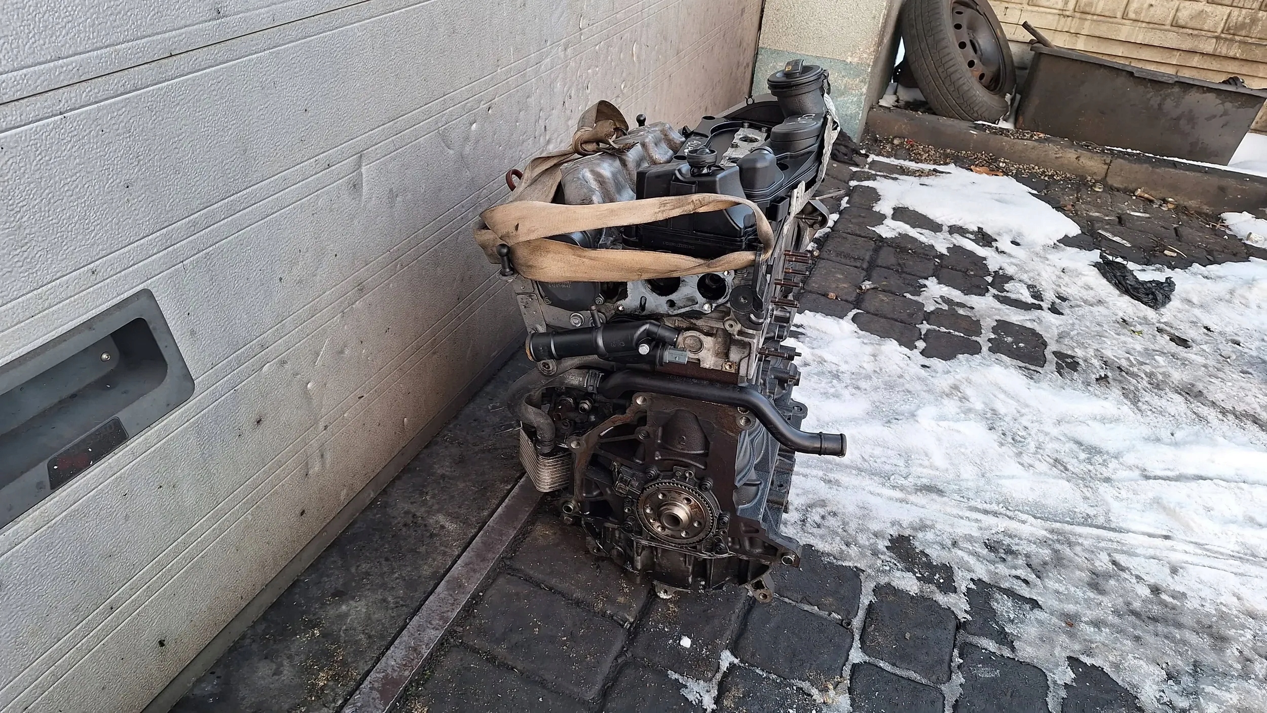 engine VW GOLF Vl 2.0 TDI CBA unprotected pillar 08