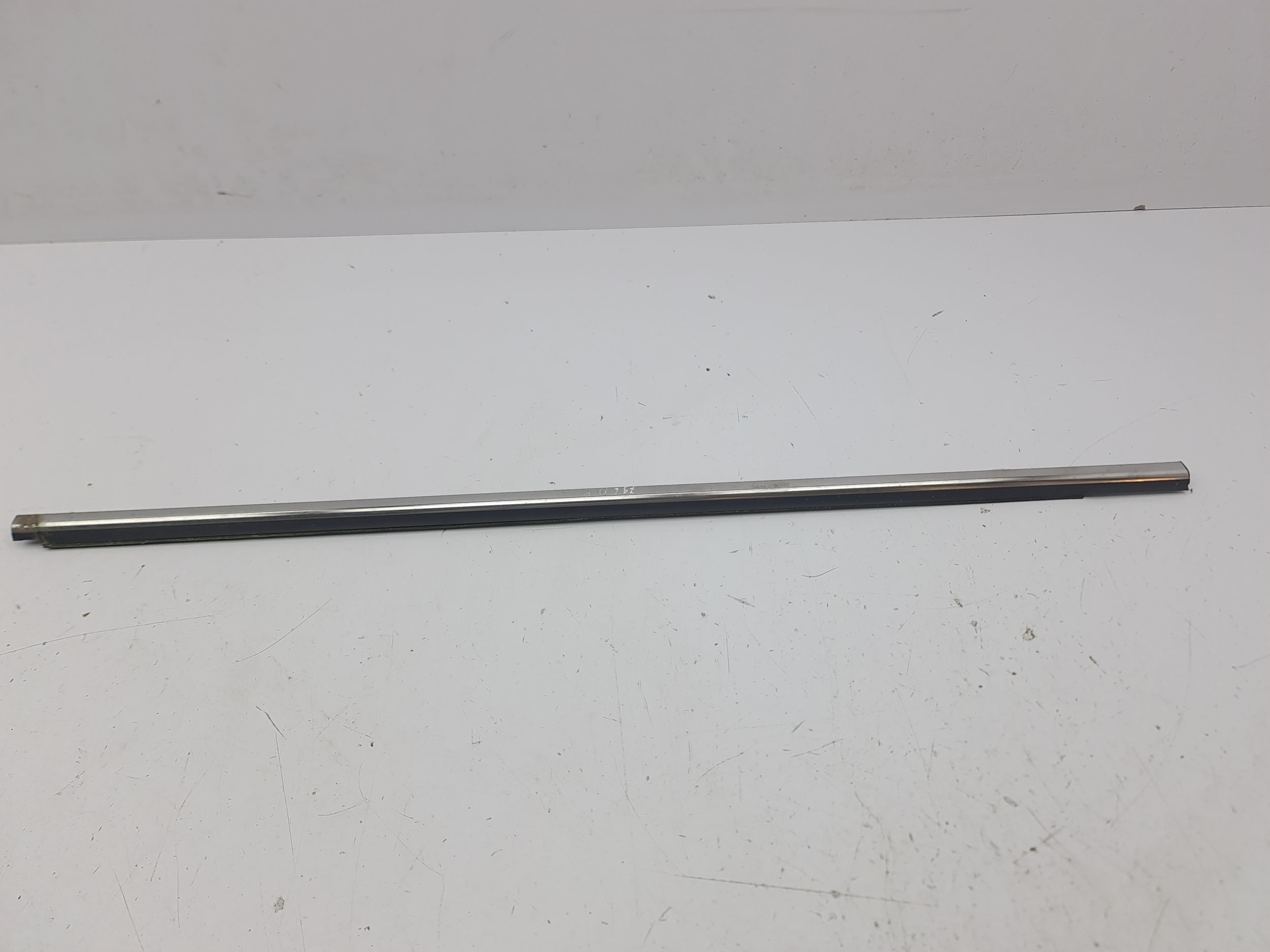 KIA Stonic 2022 Prawa strona Listwa Uszczelka szyby drzwi przednich