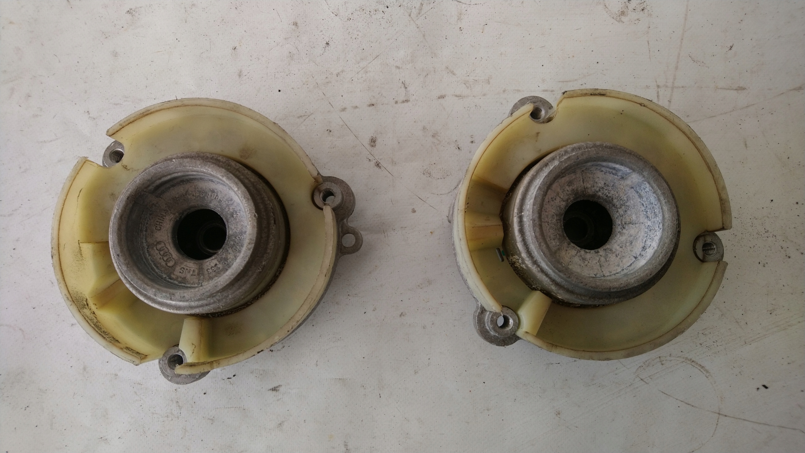 LOZYSKO amortizera prednji dio AUDI A4 B9 8W0413333