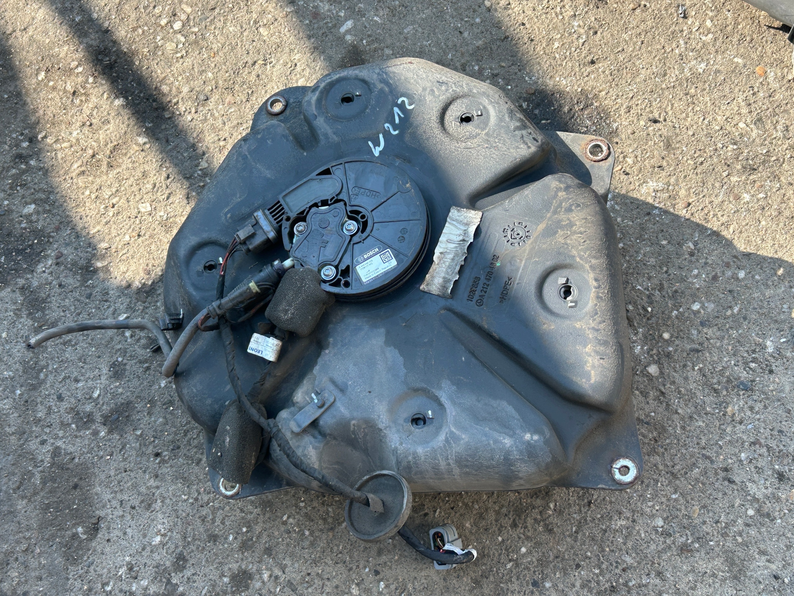 MERCEDES W212 2,2 CDI Behälter ADBLUE A2124704802