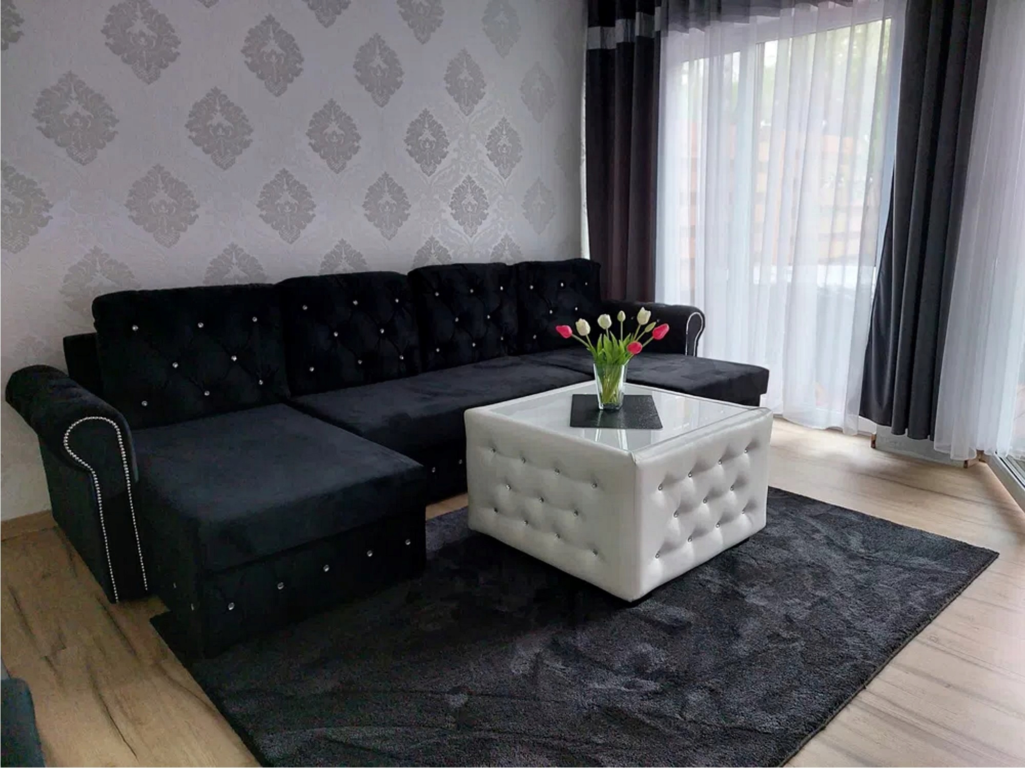 Velký rohová sedací souprava s funkcí spaní, prošívaný krystaly, rohová sedačka s bočnicemi, pohovka