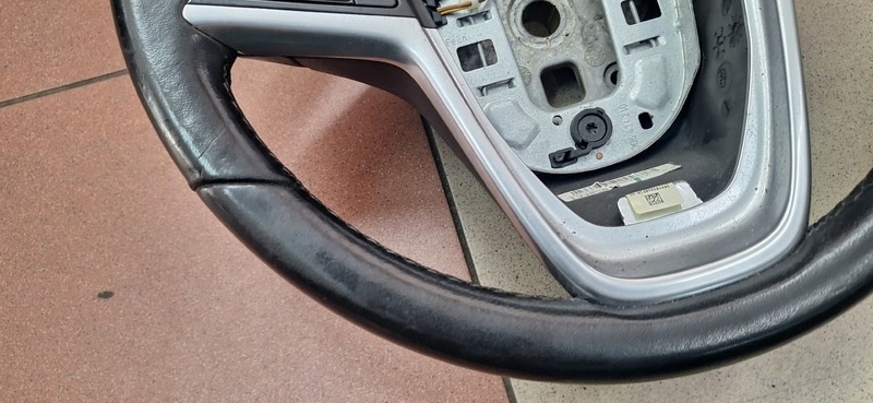 volan kožna MULTIFUNKCYJNA OPEL ASTRA J 13305818