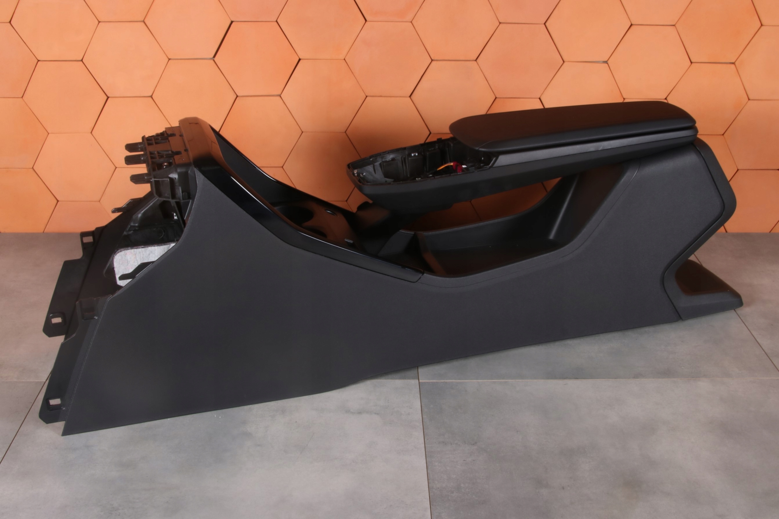 BMW 2' U06 X1 U11 TUNEL central armrest black 5A2E049