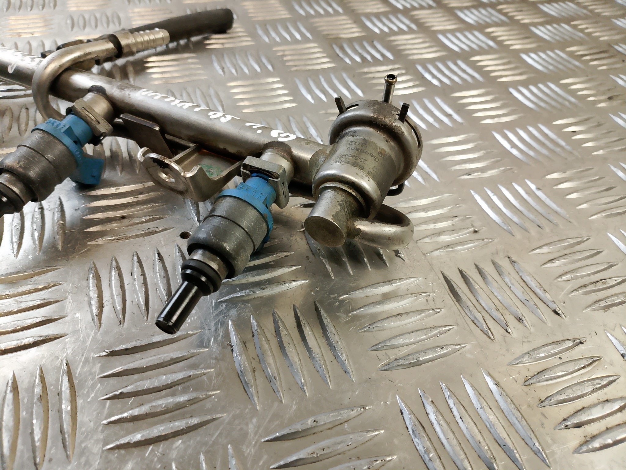 Rampe injection + Injecteurs 058133551F VW PASSAT B5 1.8 B