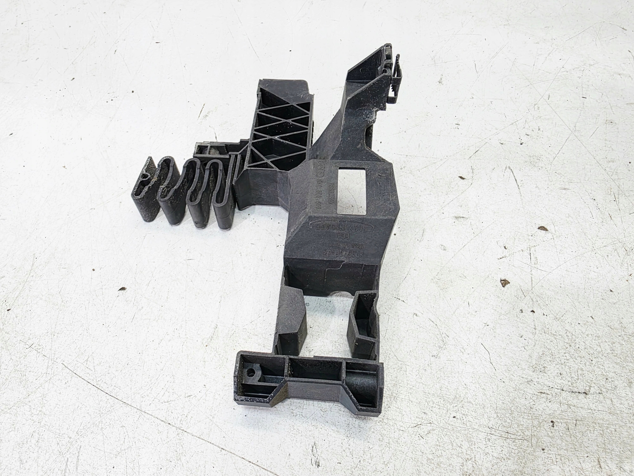 support bracket holder REFLEKTORA right AUDI A6 C8 4K0805608