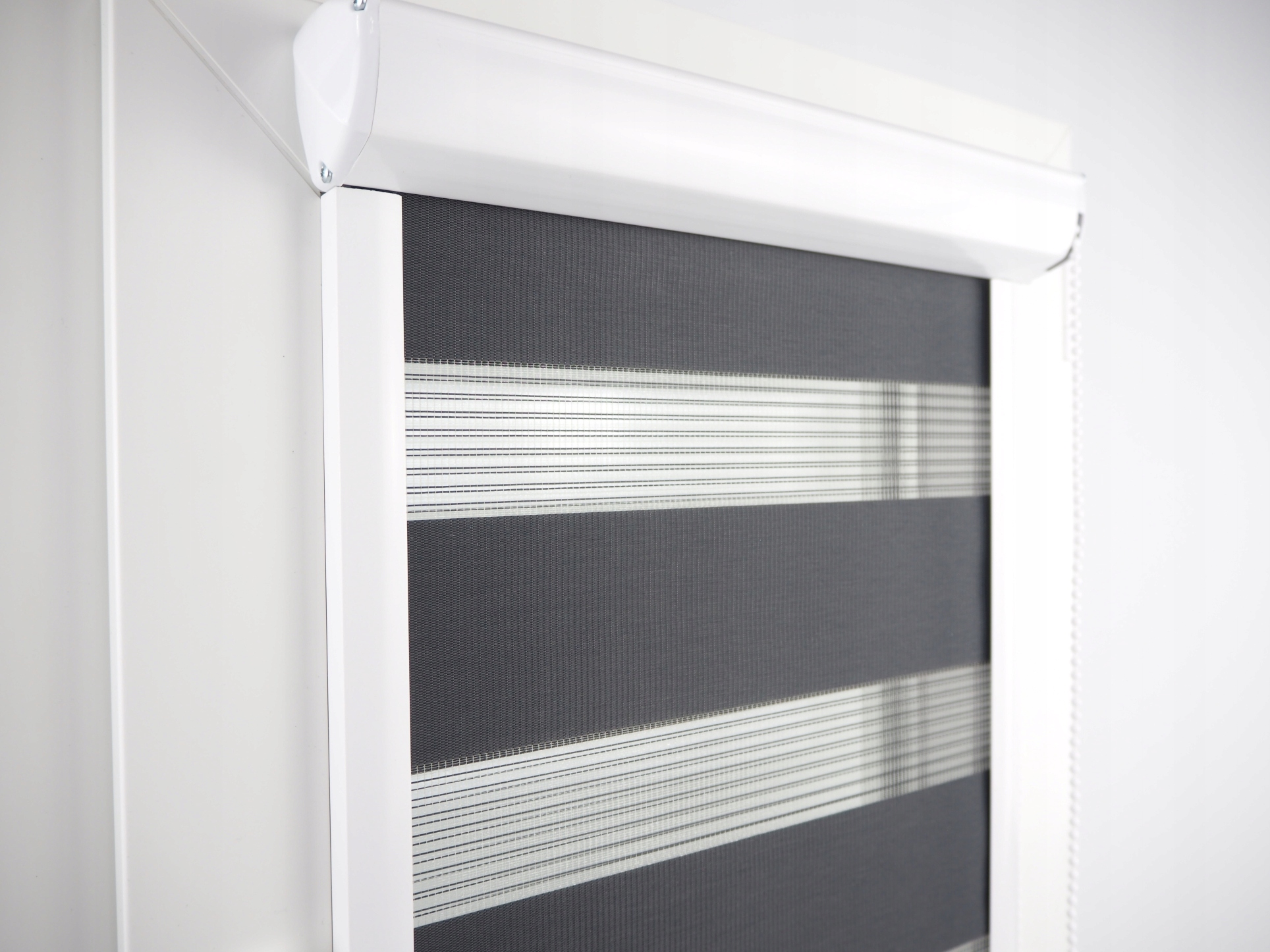 ROLETA DZIEŃ NOC W KASECIE Z PROWADNICAMI 38x130 Wzór gładki