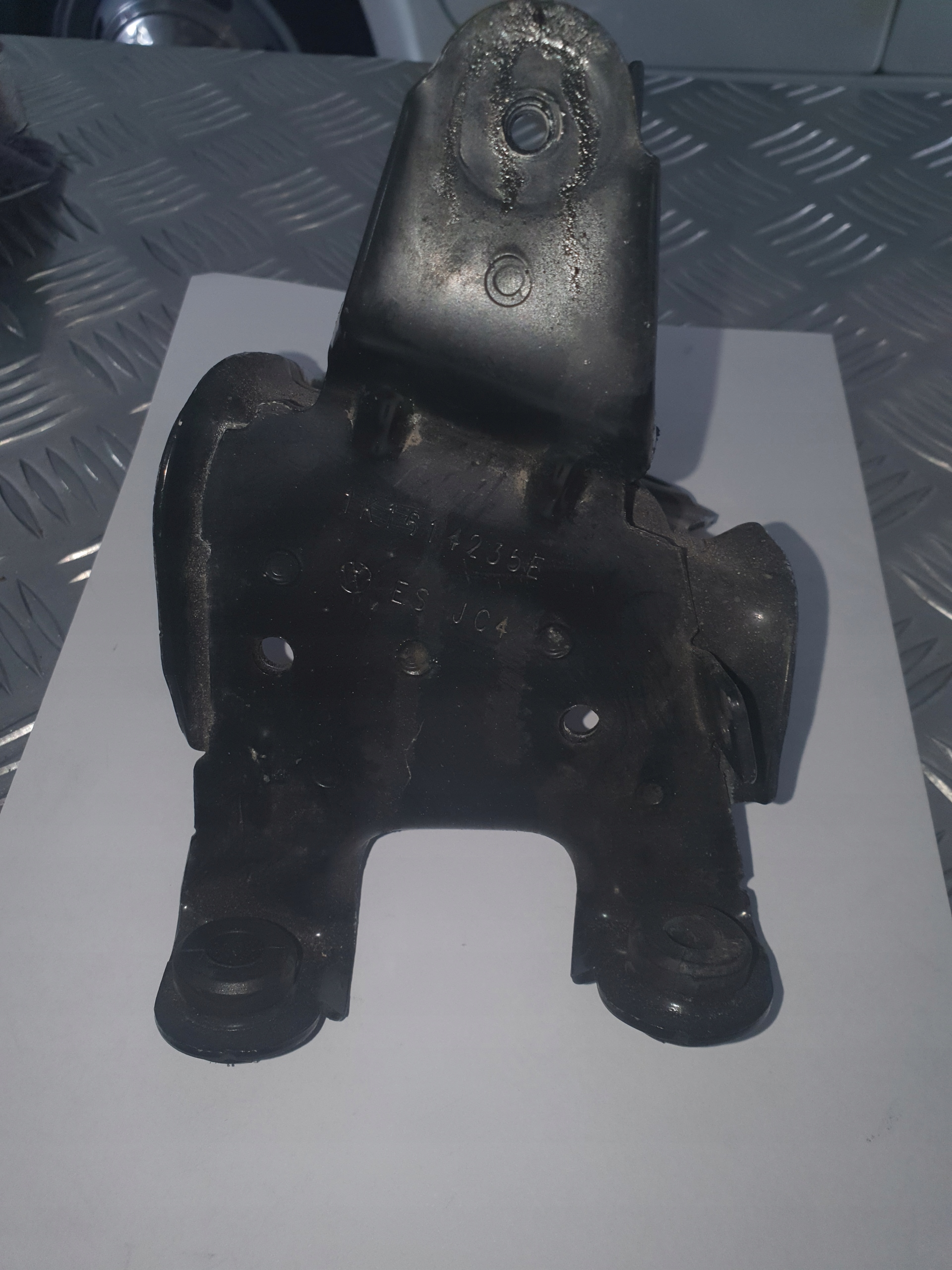 Mocowanie pompy ABS VW PASSAT B7 B8