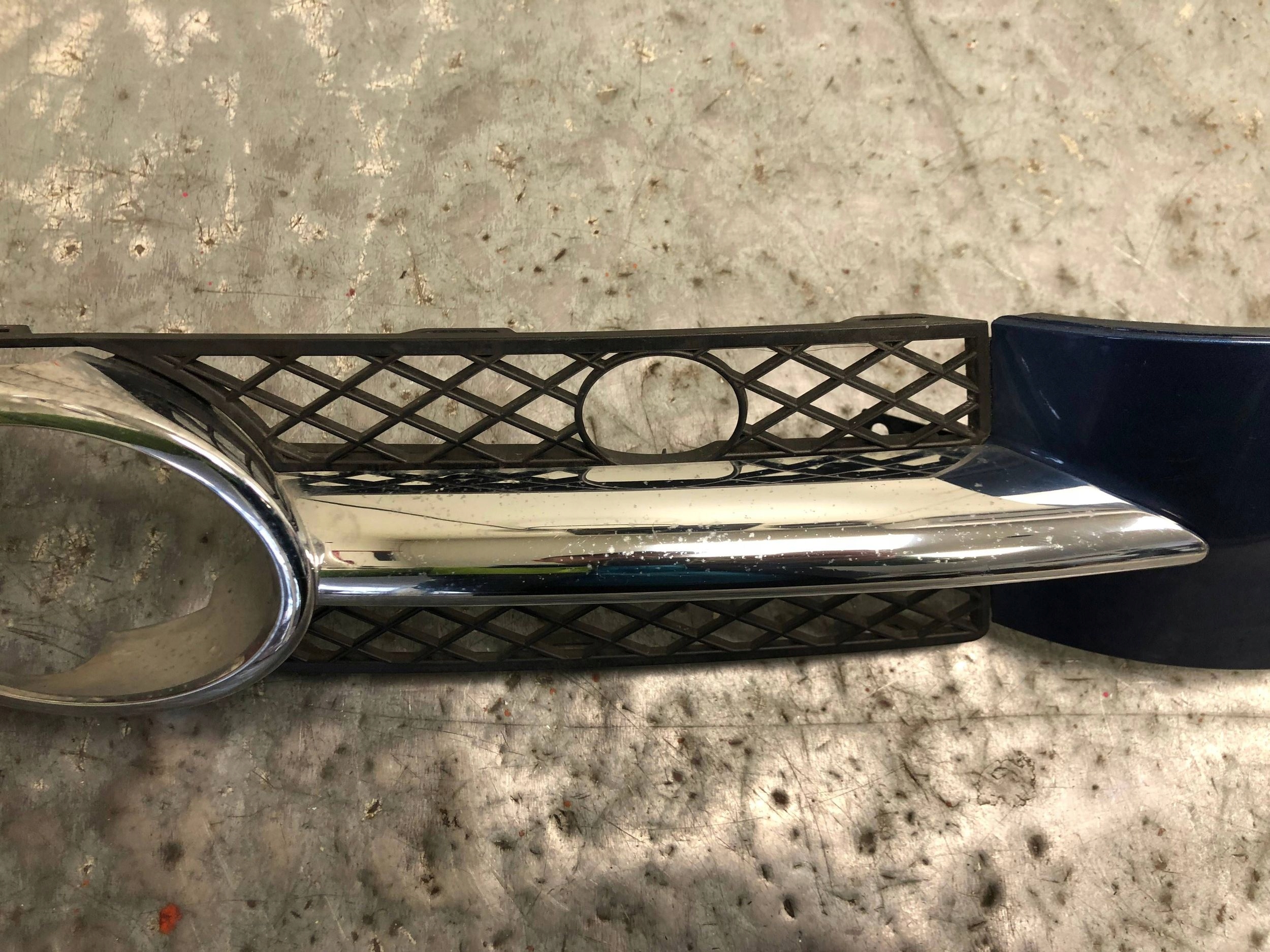 mřížka mlhovky pravý předek VW PHAETON 3D0853666E 3D0807682A