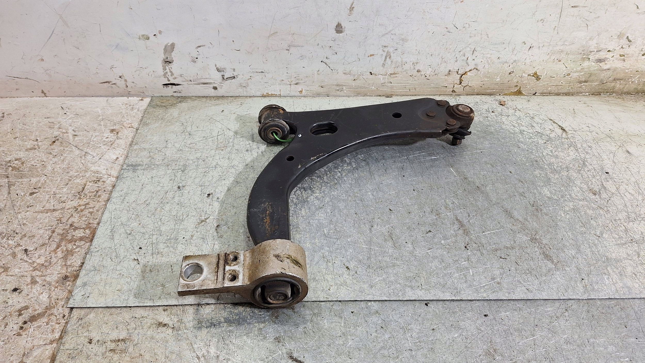 arm left front 2S61-3051-DA FORD FIESTA FUSION MK6